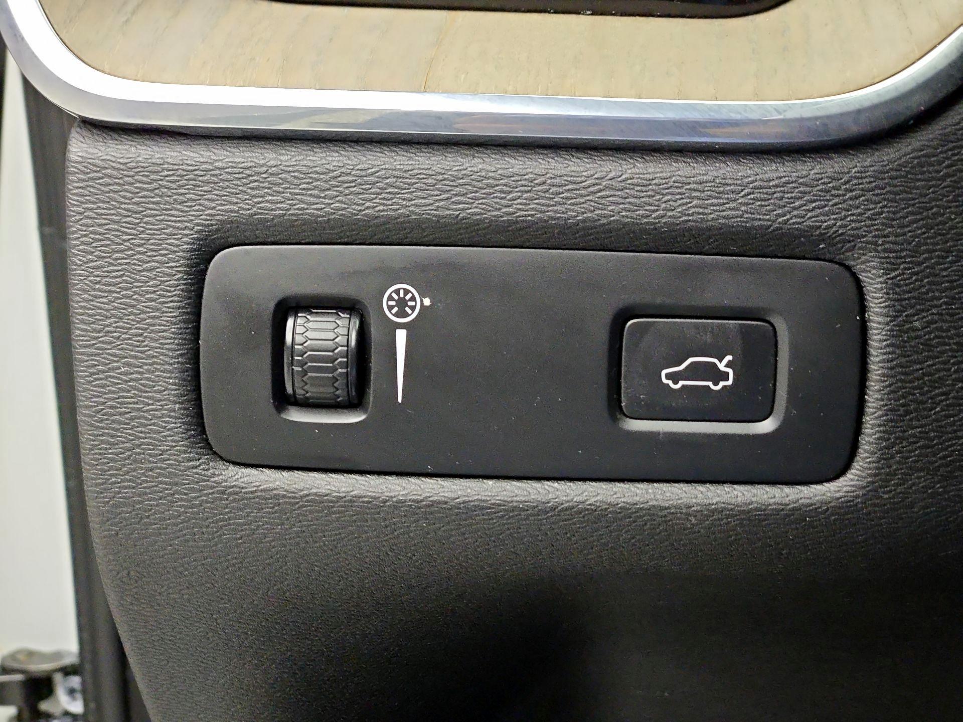 Thumbnail: 2020 Volvo XC60 - 13