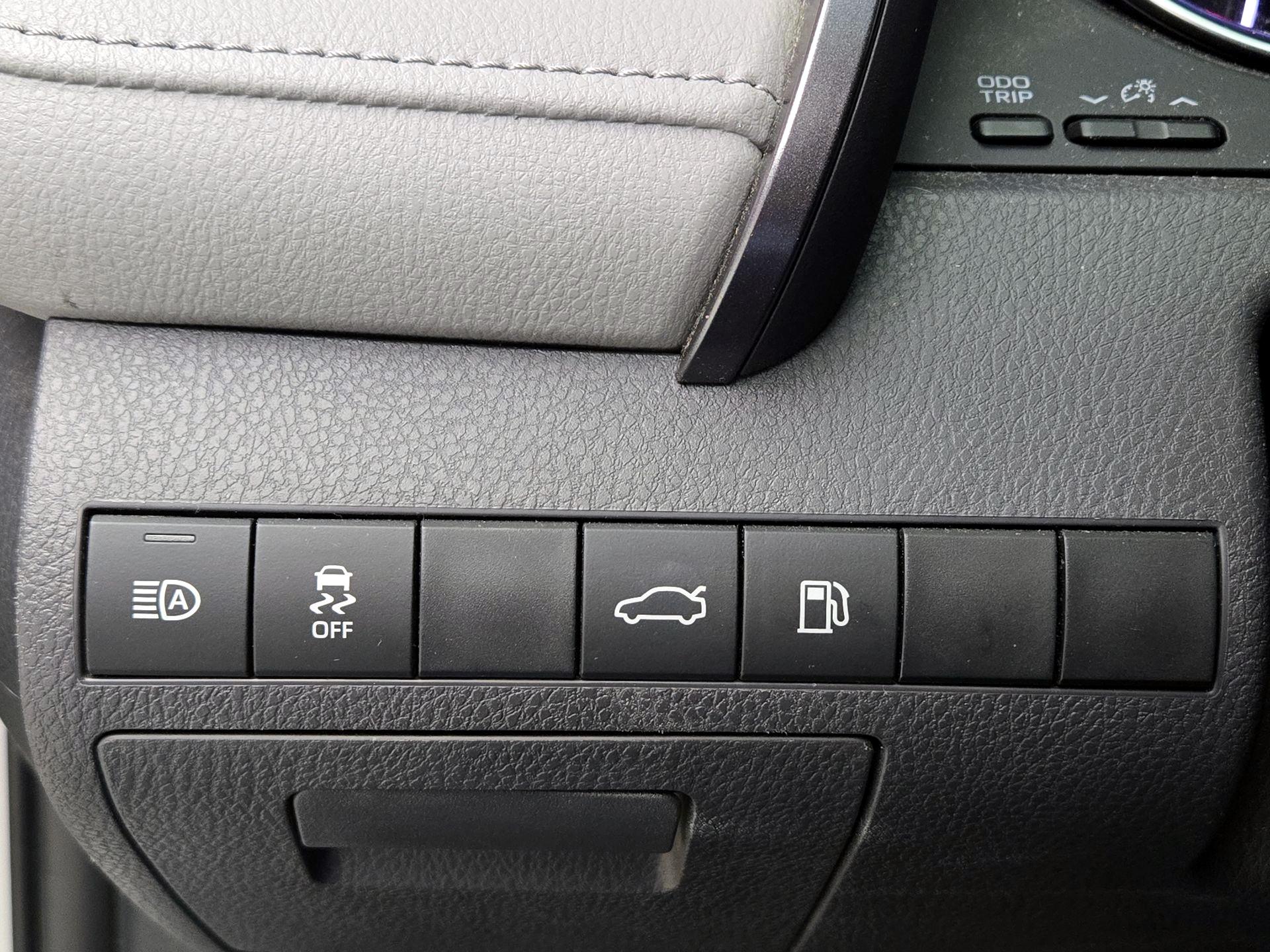 Thumbnail: 2018 Toyota Camry - 13