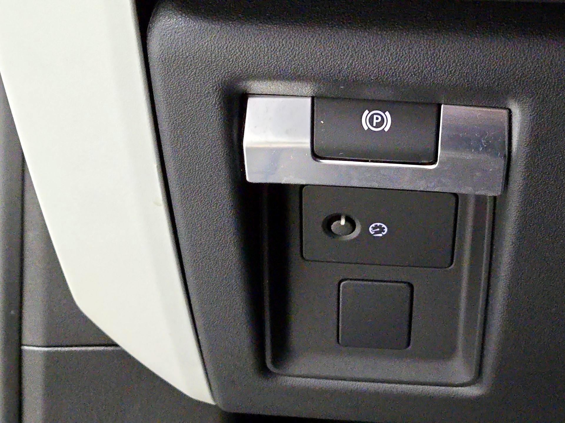 Thumbnail: 2021 Land Rover Defender - 13