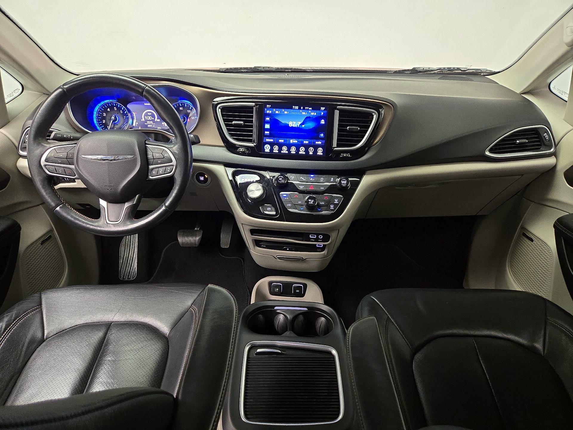 Thumbnail: 2017 Chrysler Pacifica - 9