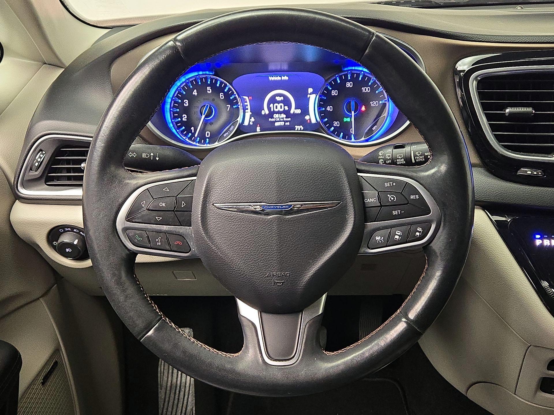Thumbnail: 2017 Chrysler Pacifica - 10