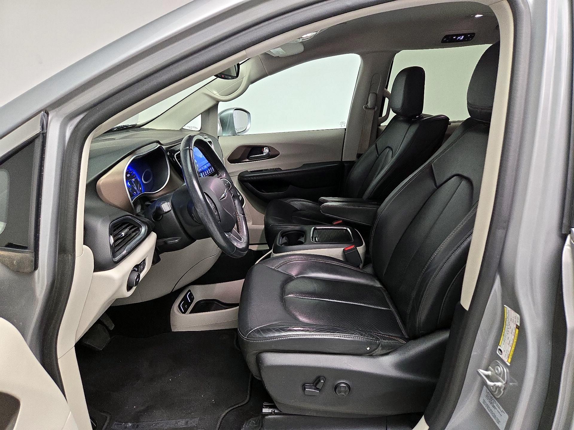 Thumbnail: 2017 Chrysler Pacifica - 11