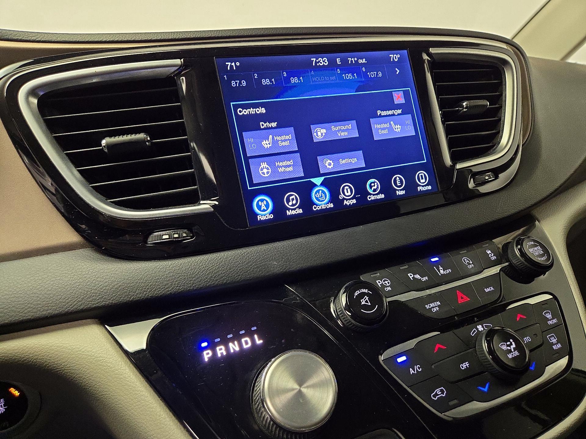Thumbnail: 2017 Chrysler Pacifica - 17