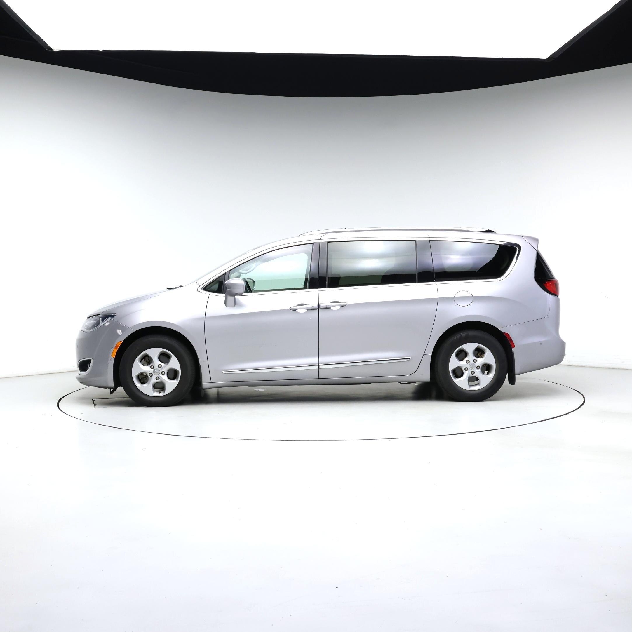 Thumbnail: 2017 Chrysler Pacifica - 3