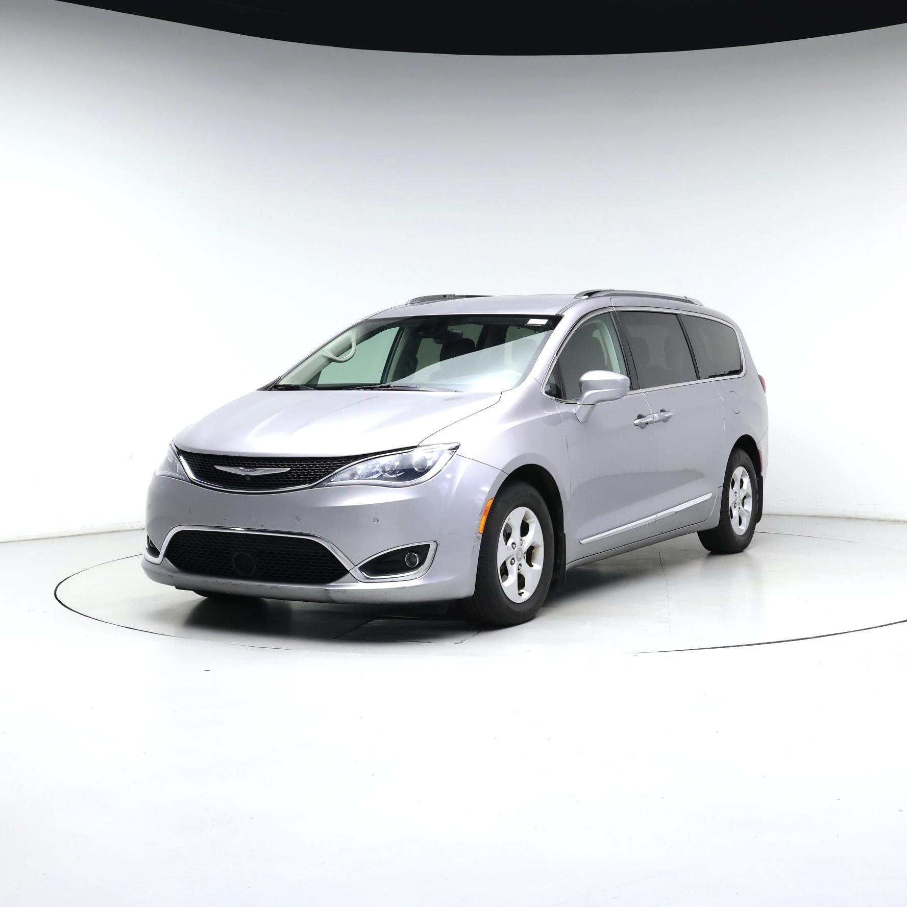 Thumbnail: 2017 Chrysler Pacifica - 4