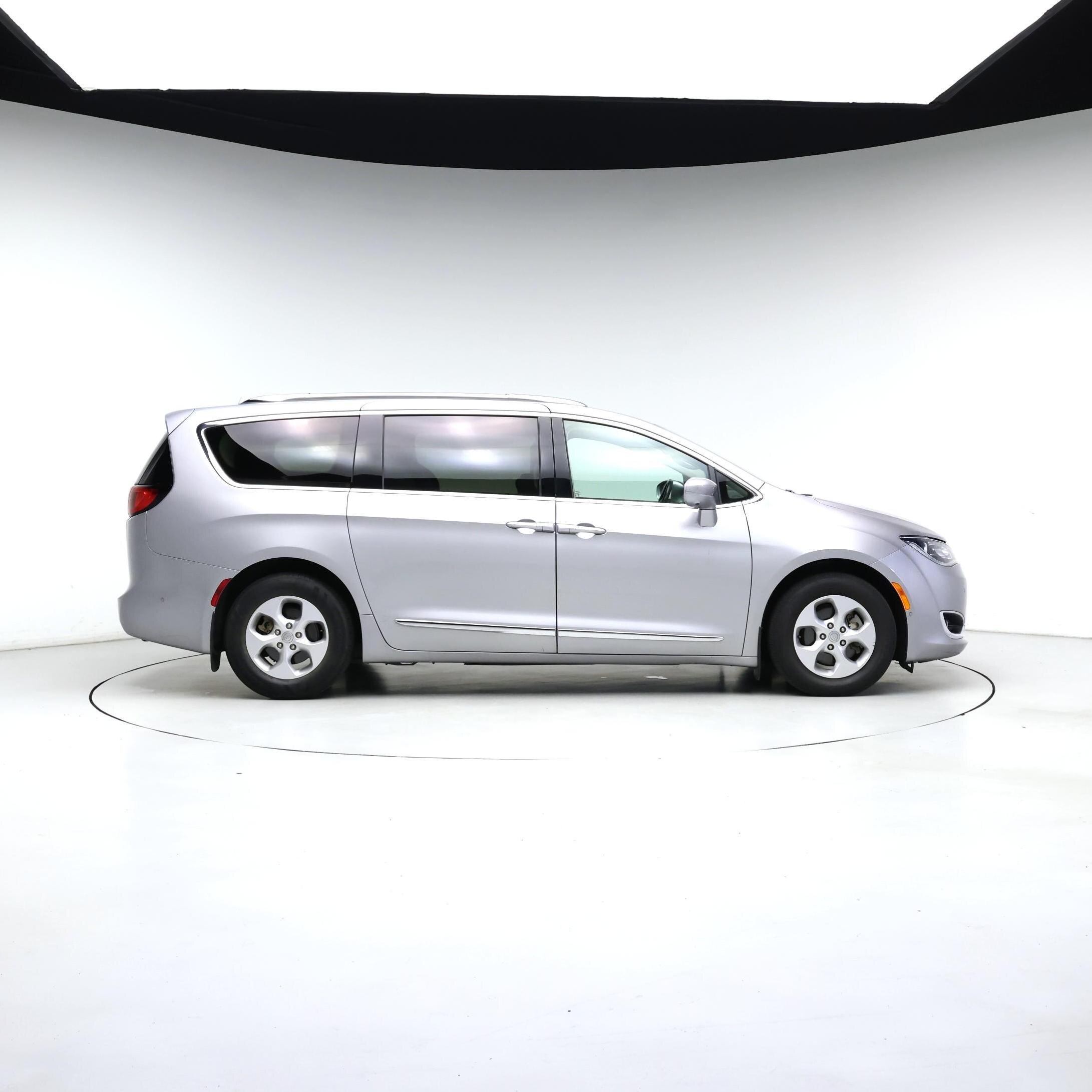 Thumbnail: 2017 Chrysler Pacifica - 7