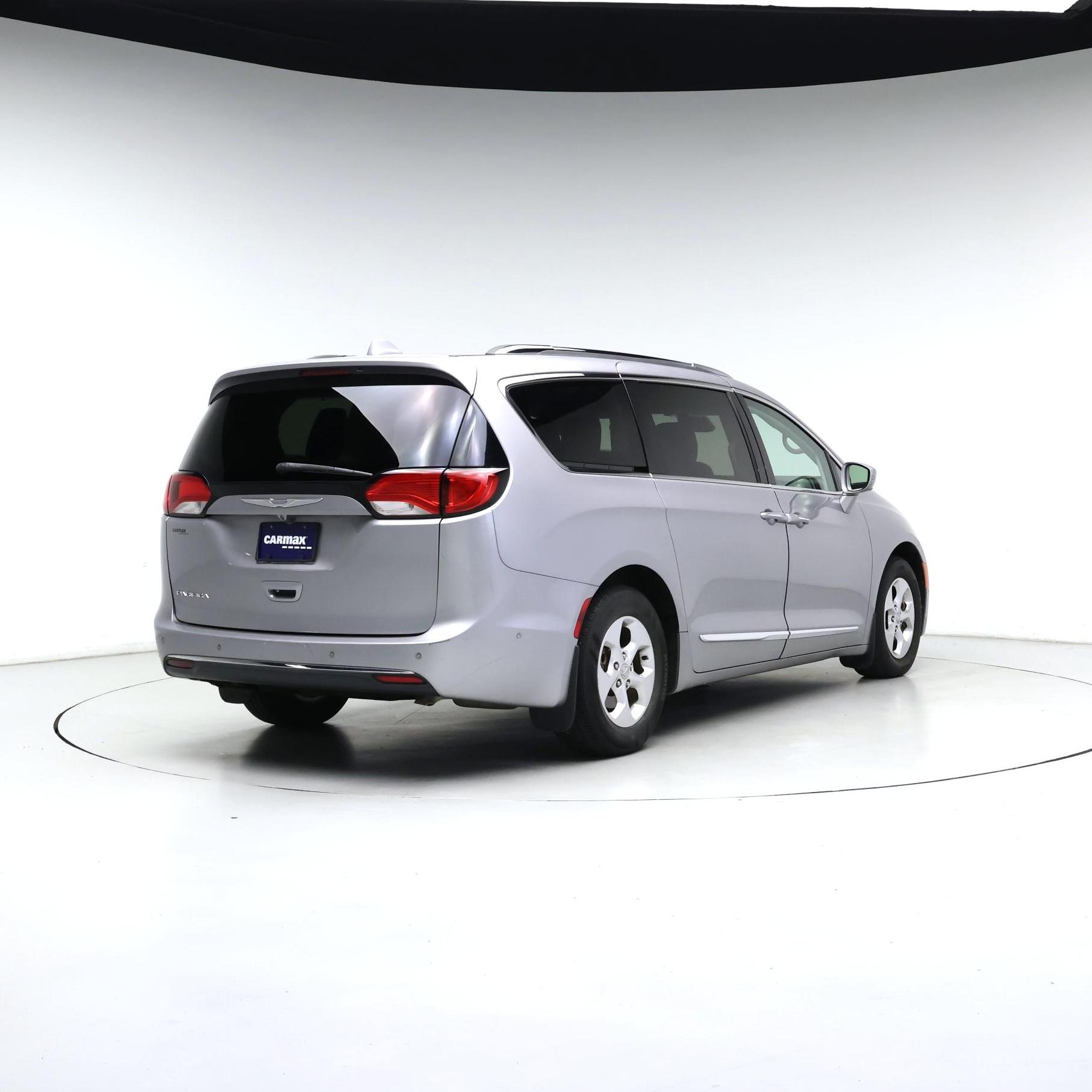 Thumbnail: 2017 Chrysler Pacifica - 8