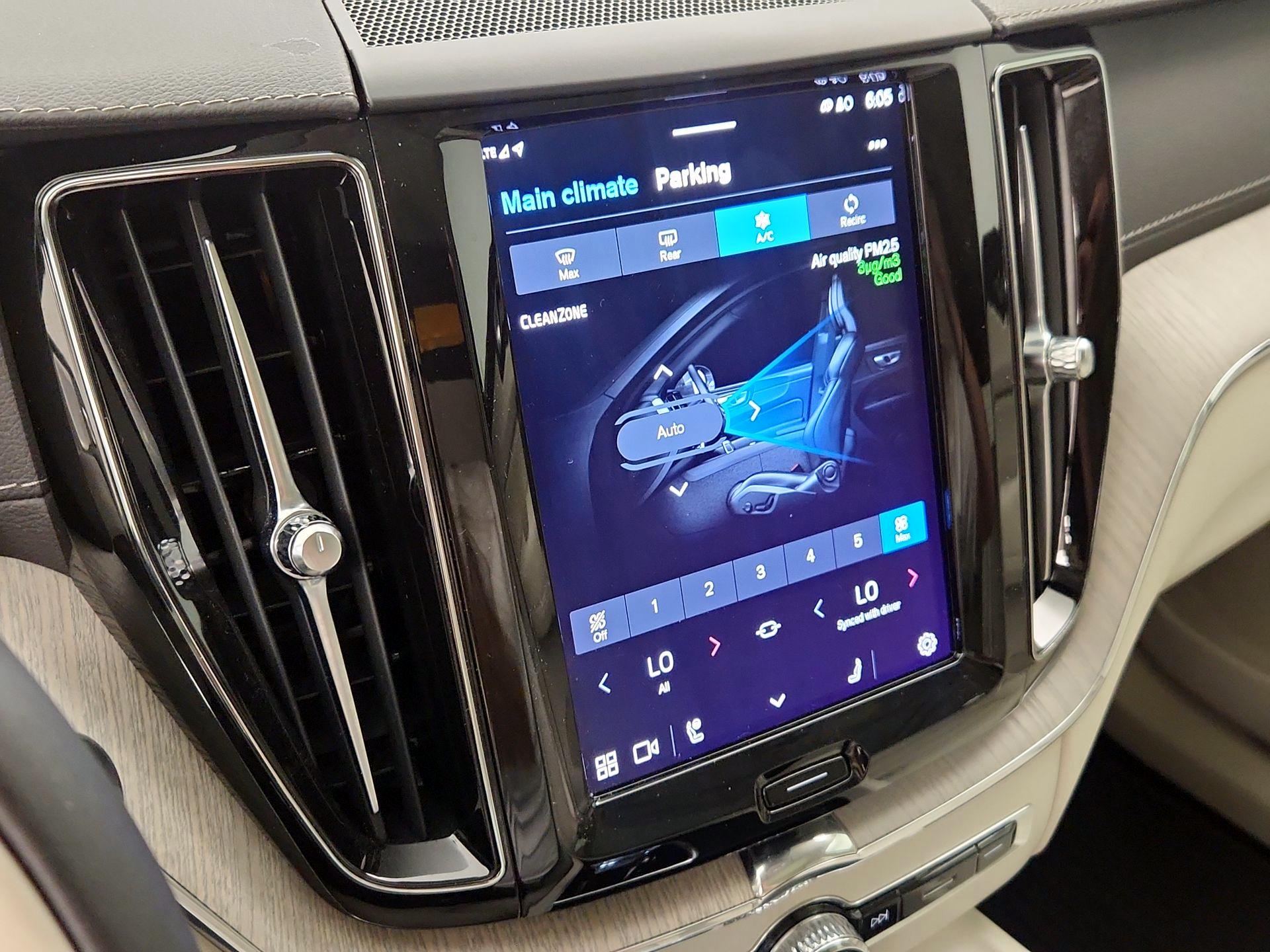 Thumbnail: 2022 Volvo XC60 - 16