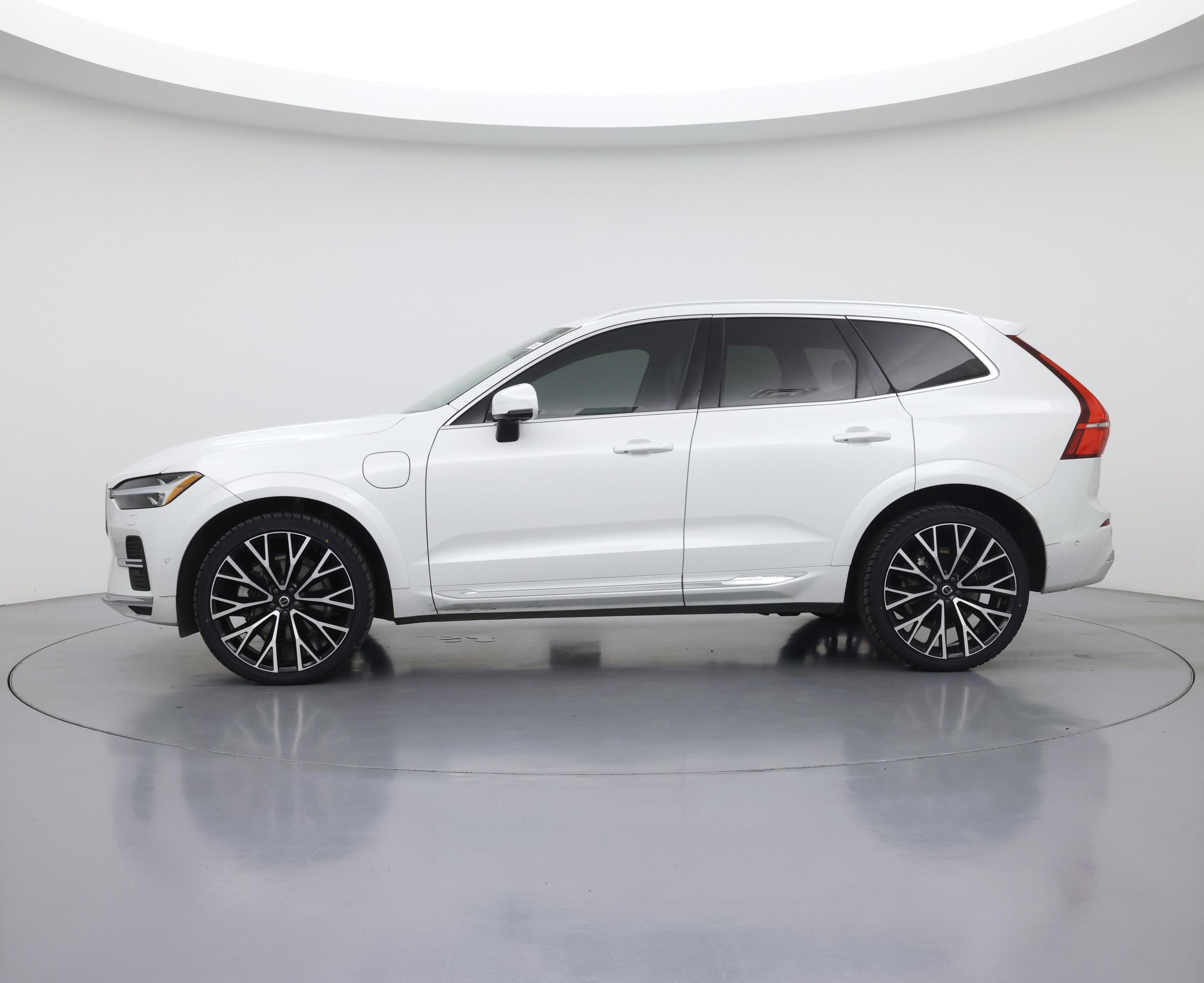Thumbnail: 2022 Volvo XC60 - 3