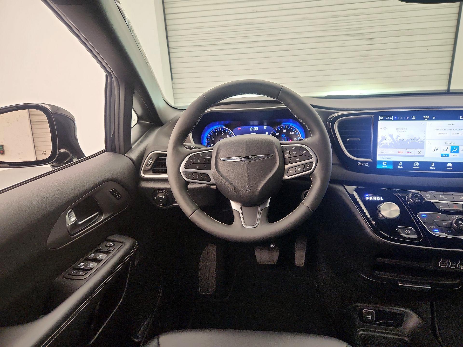 Thumbnail: 2025 Chrysler Pacifica - 10