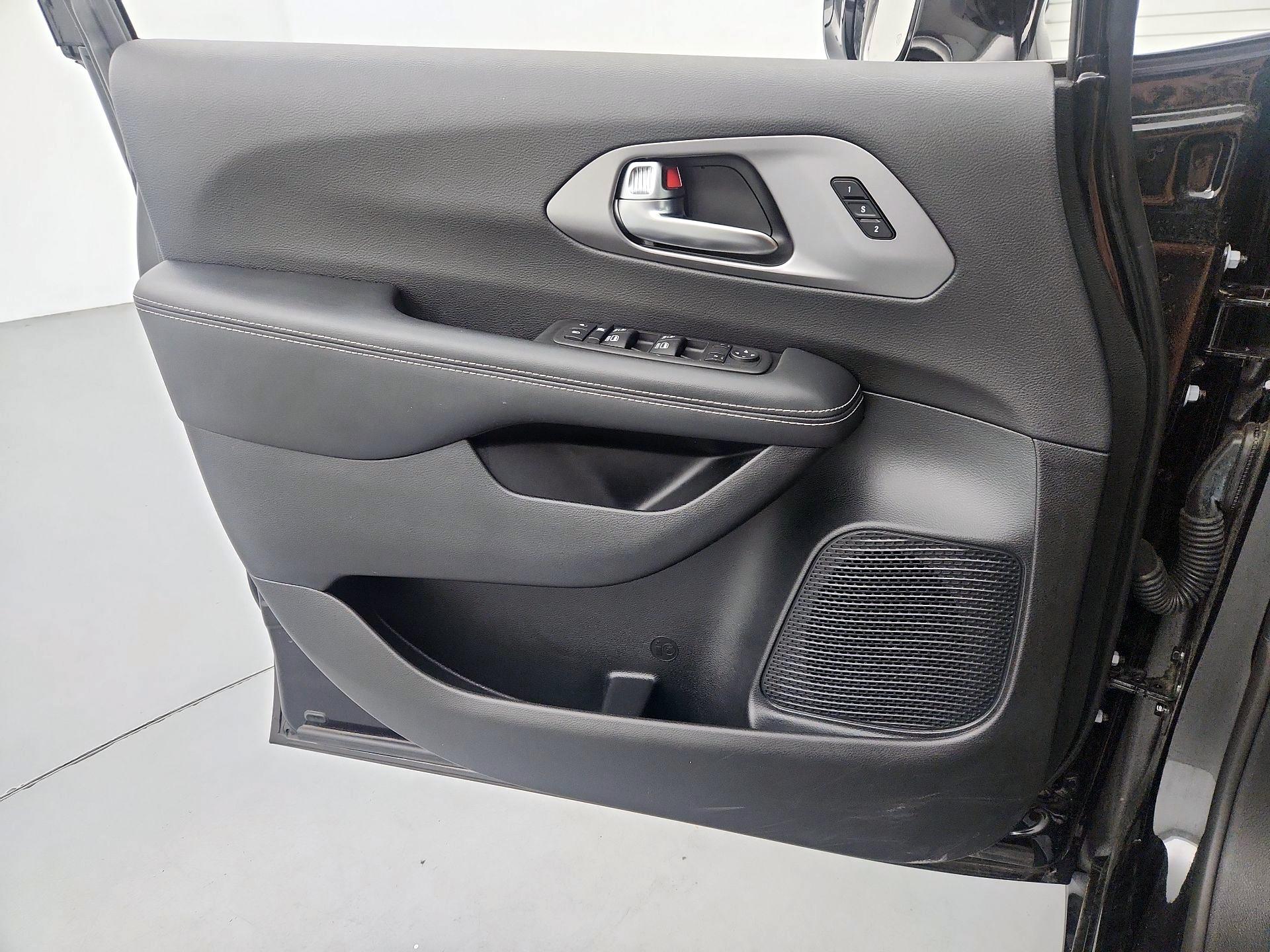 Thumbnail: 2025 Chrysler Pacifica - 12