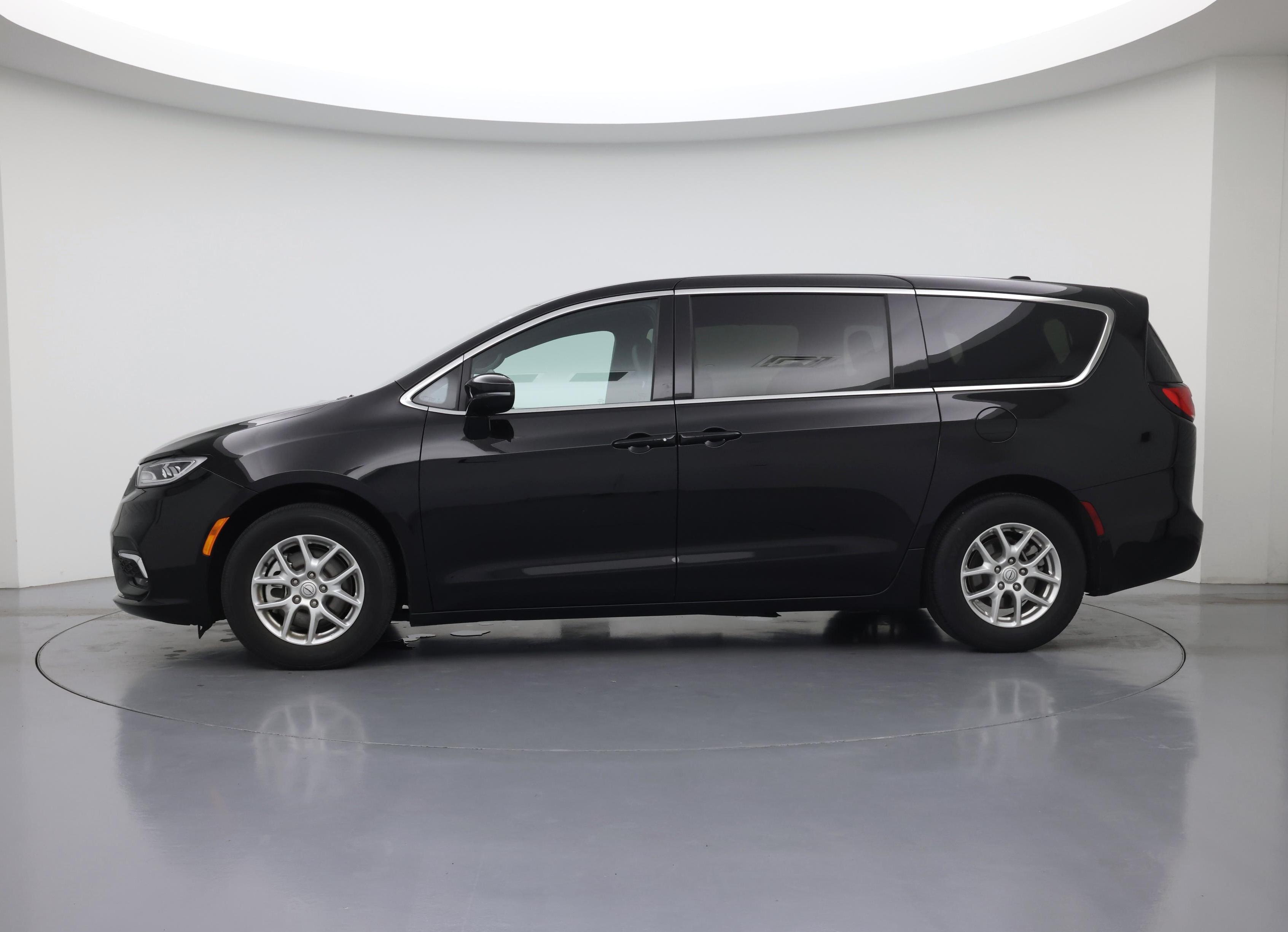 Thumbnail: 2025 Chrysler Pacifica - 3