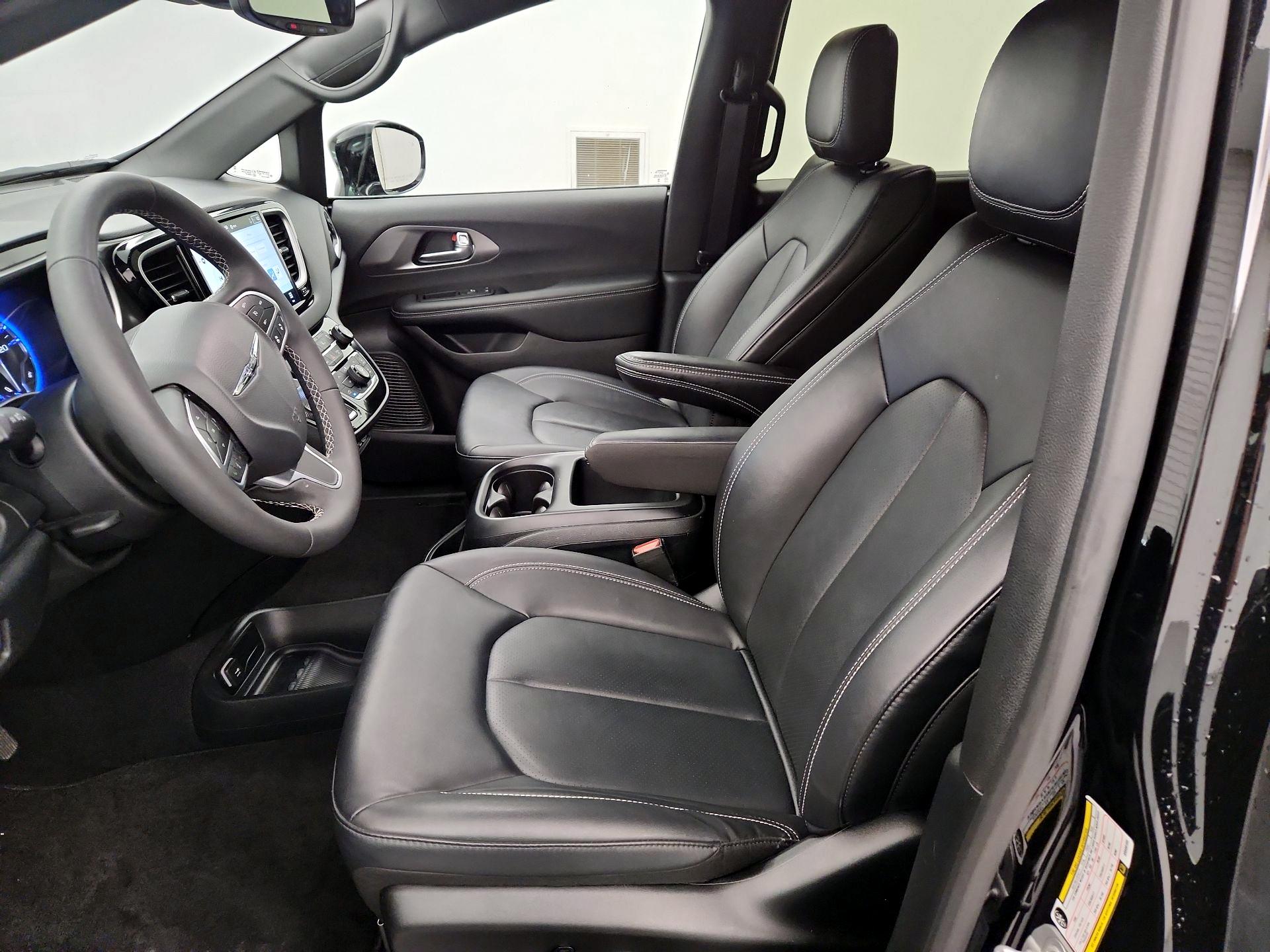 Thumbnail: 2025 Chrysler Pacifica - 11