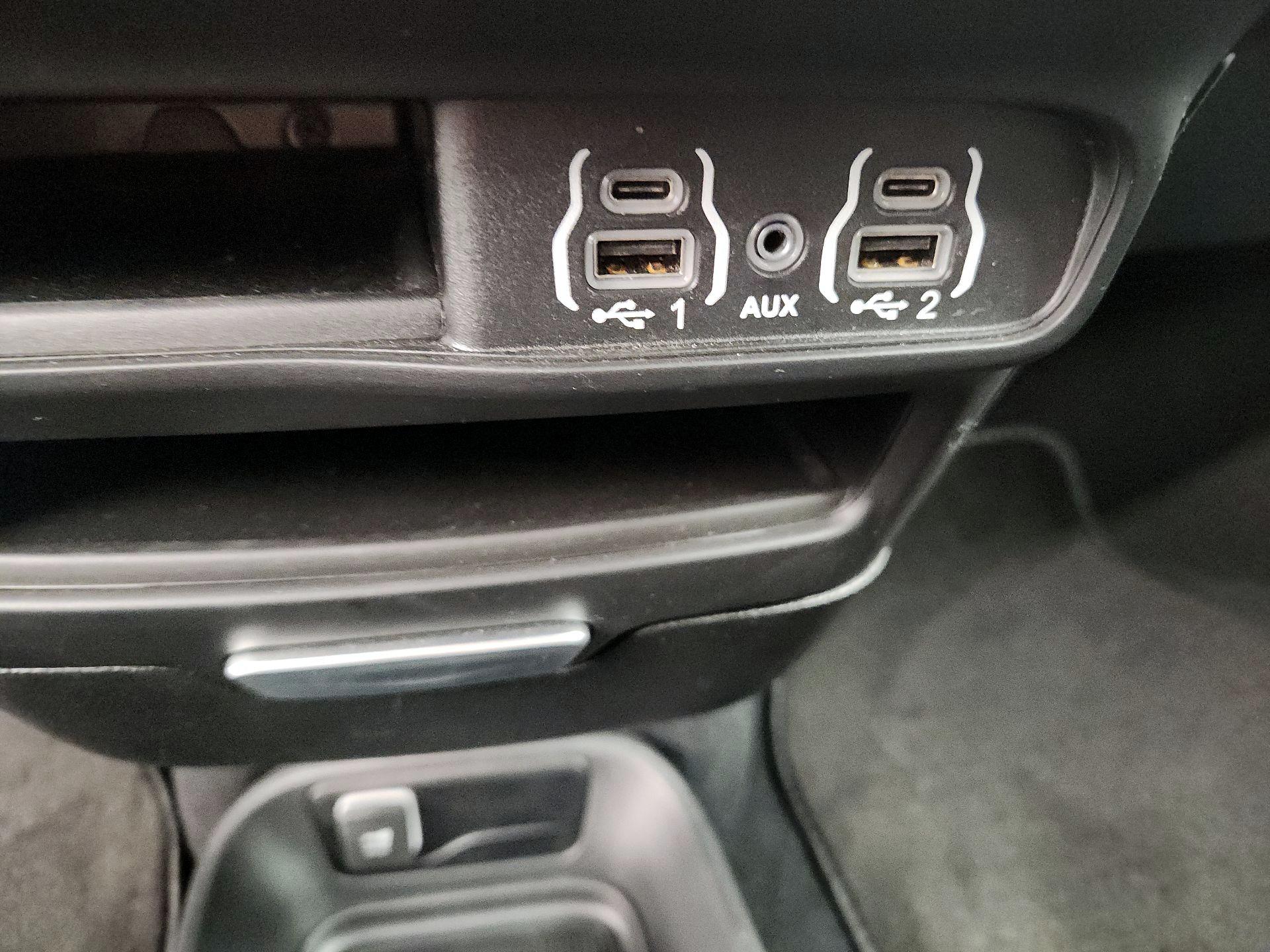 Thumbnail: 2025 Chrysler Pacifica - 18