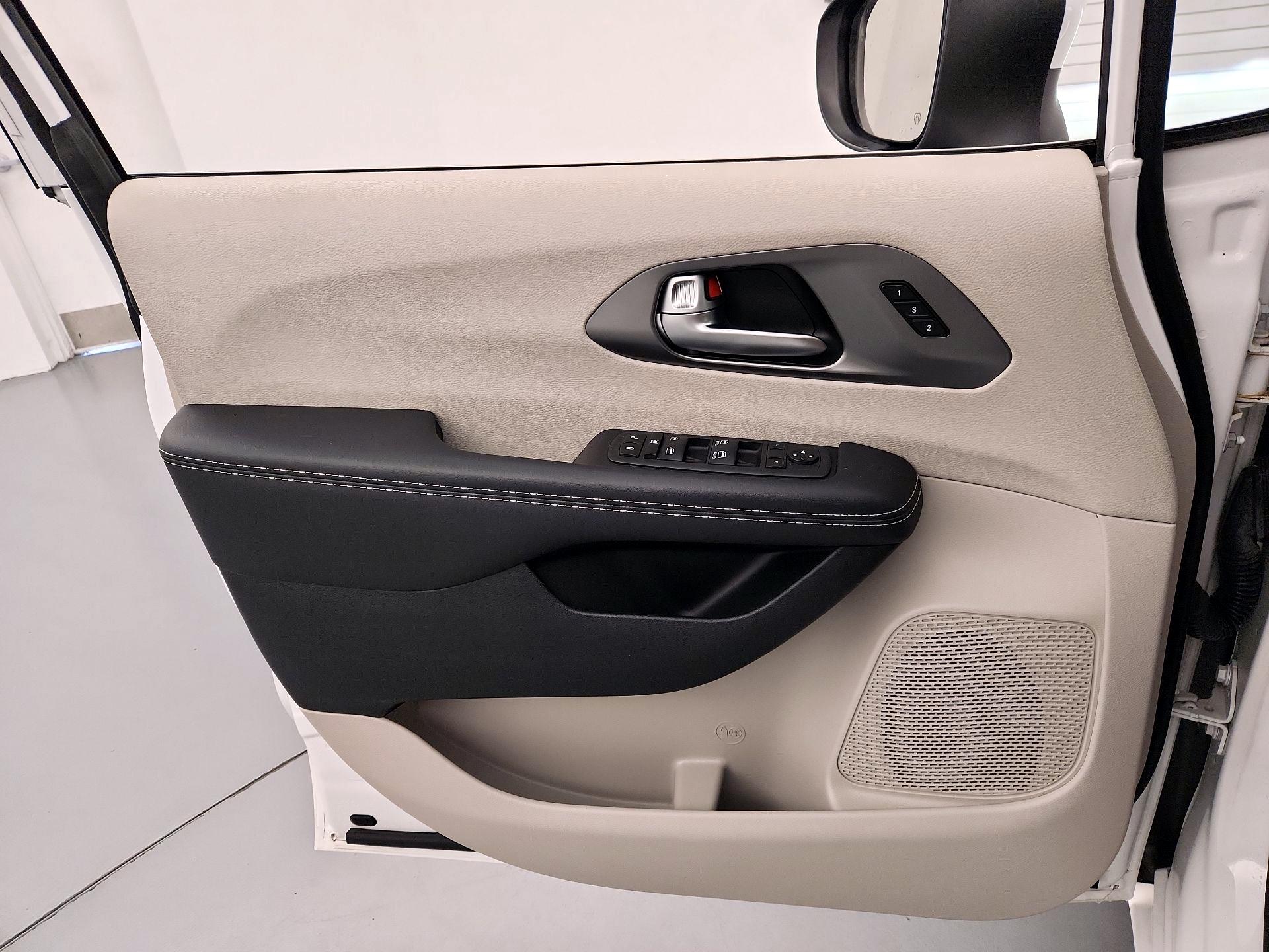 Thumbnail: 2023 Chrysler Pacifica - 12