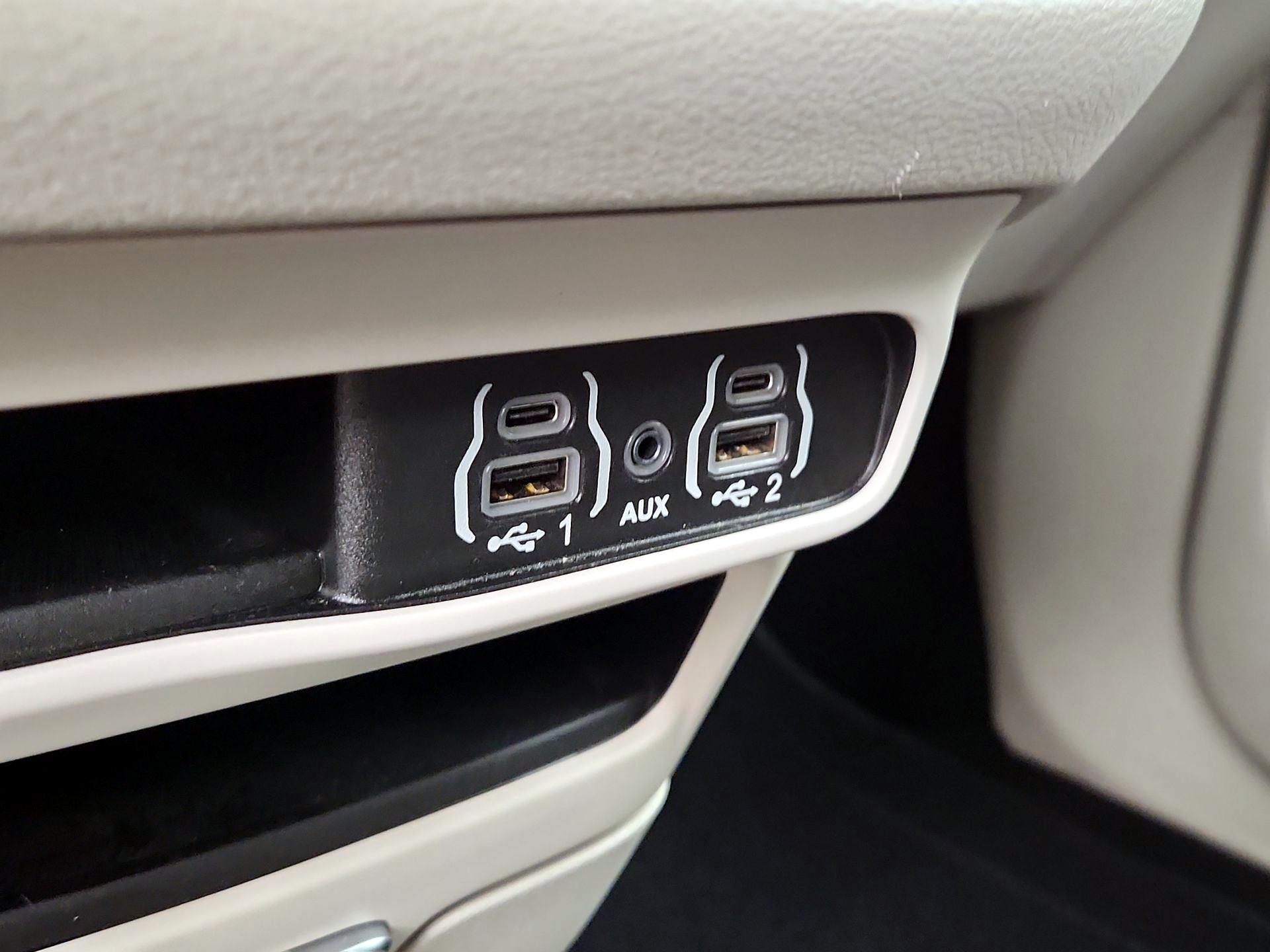 Thumbnail: 2023 Chrysler Pacifica - 18