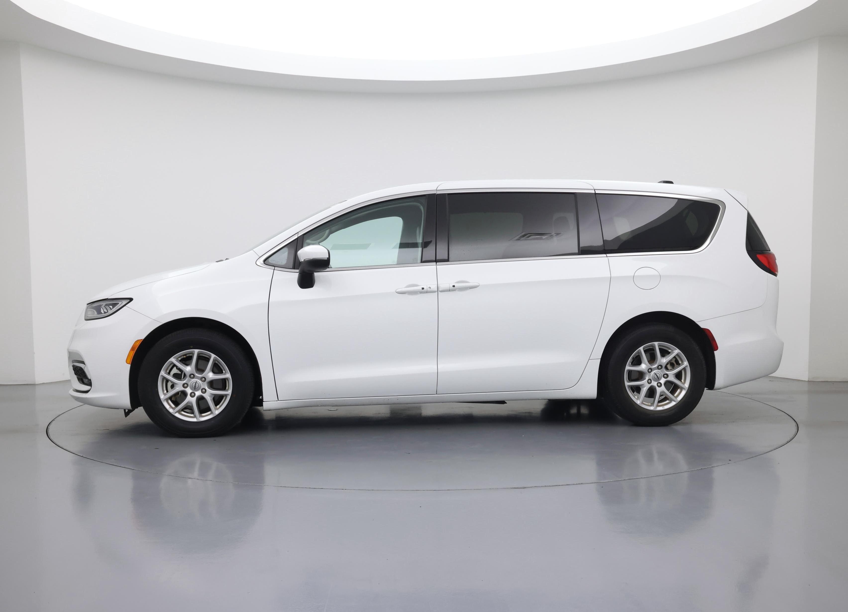 Thumbnail: 2023 Chrysler Pacifica - 3