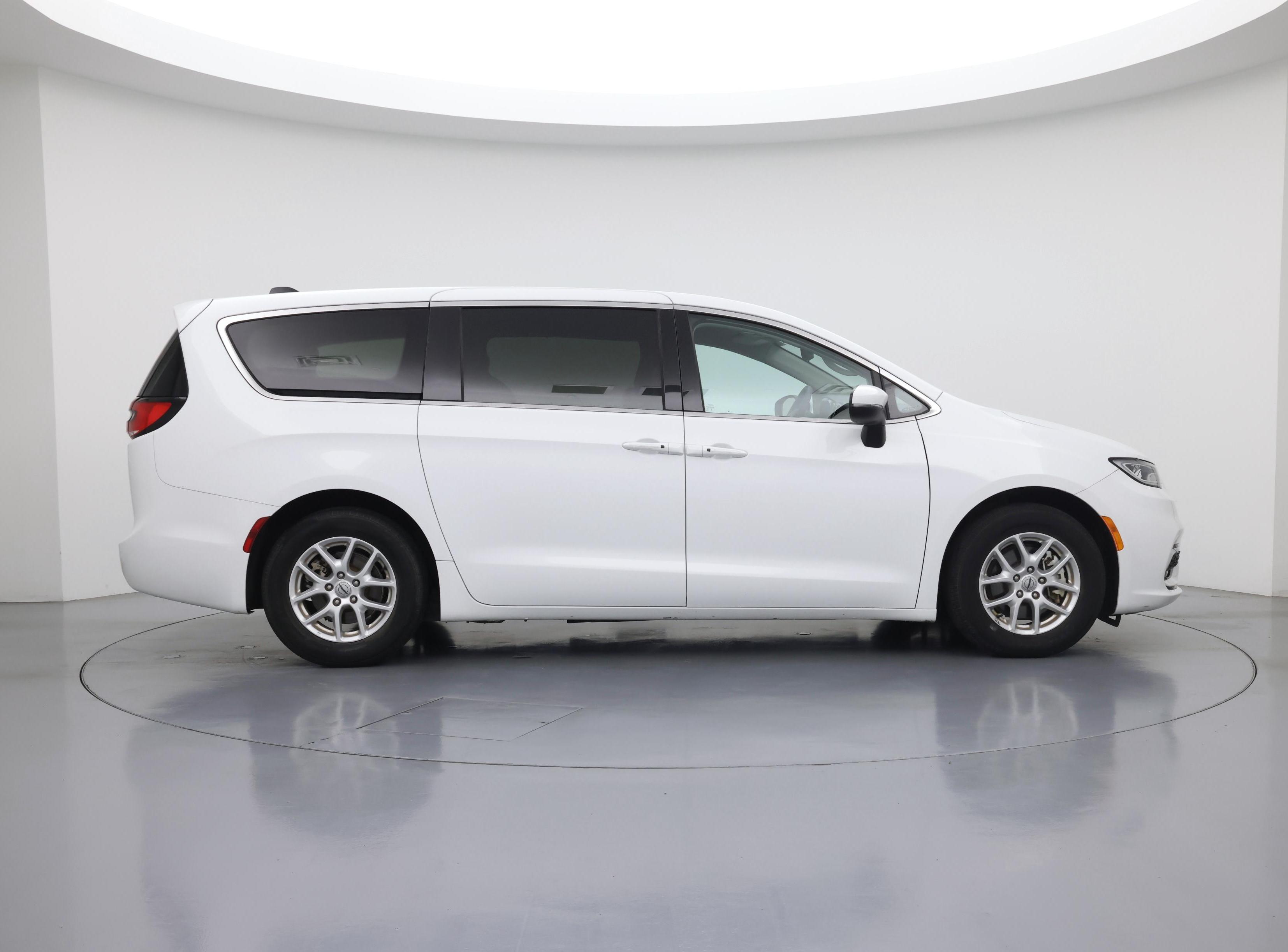 Thumbnail: 2023 Chrysler Pacifica - 7