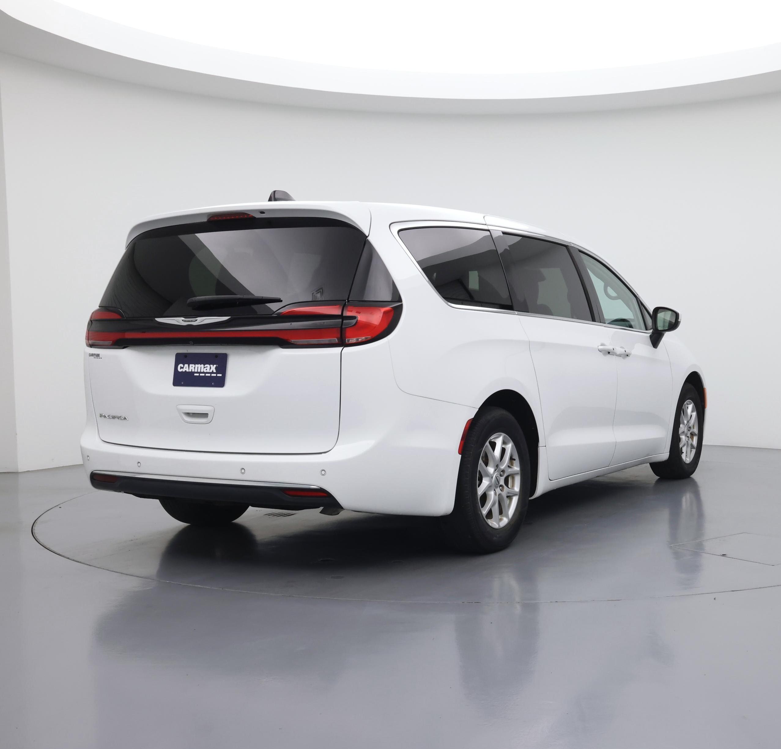 Thumbnail: 2023 Chrysler Pacifica - 8