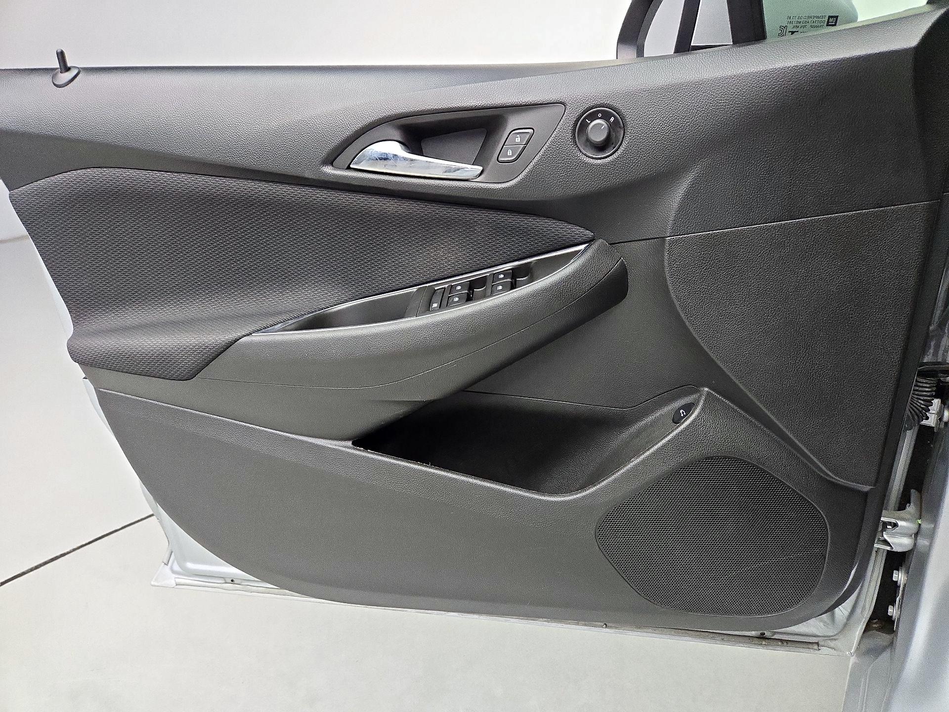 Thumbnail: 2018 Chevrolet Cruze - 12