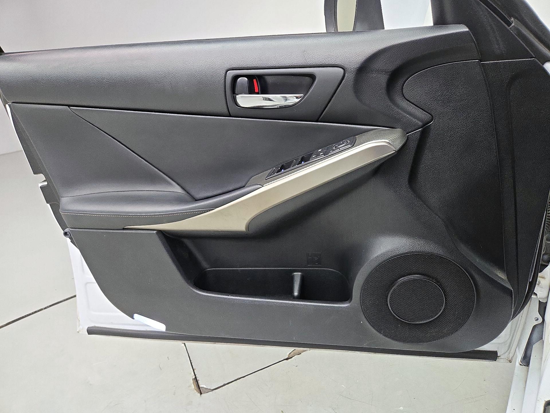 Thumbnail: 2015 Lexus IS - 12