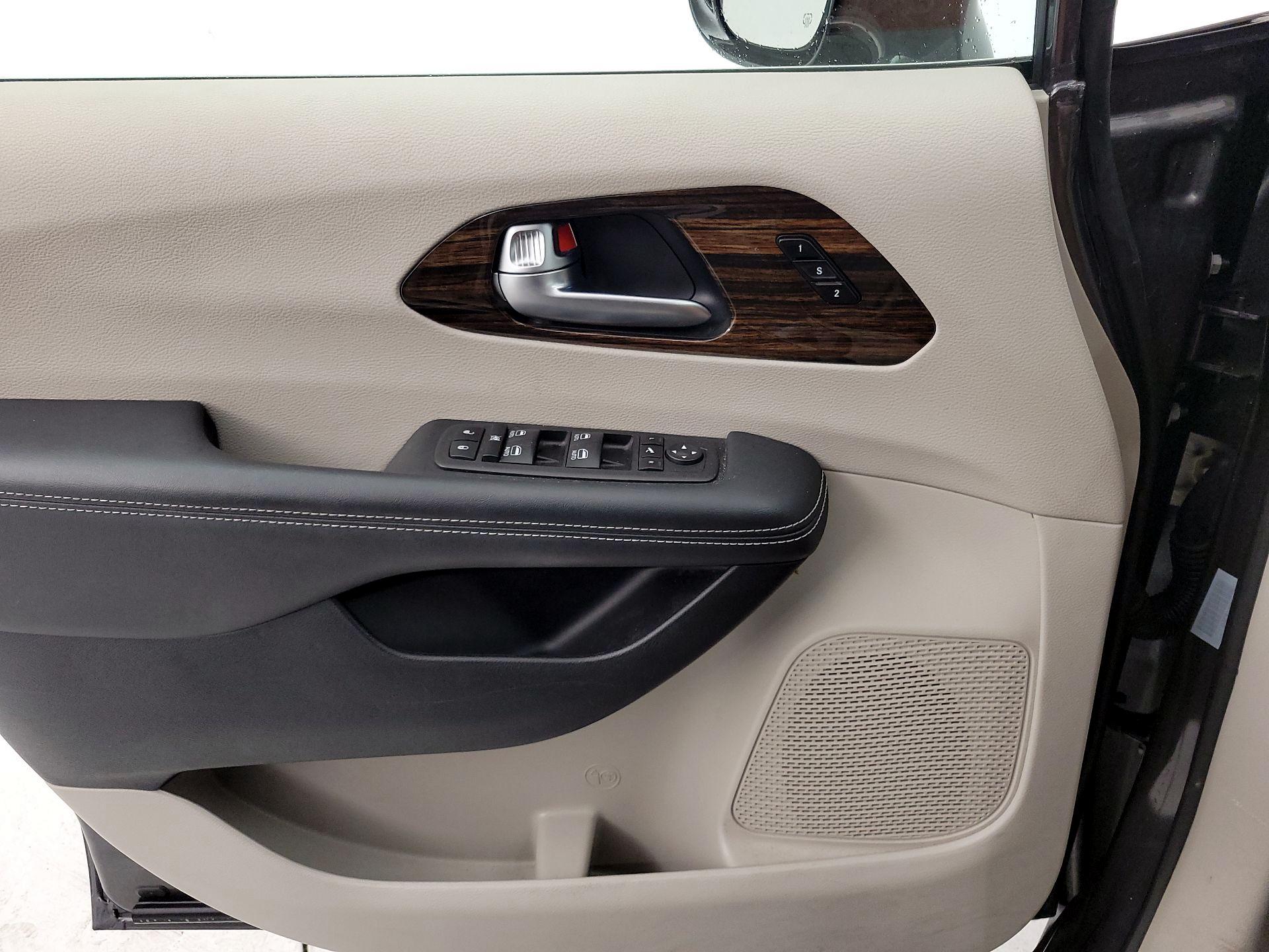 Thumbnail: 2023 Chrysler Pacifica - 12