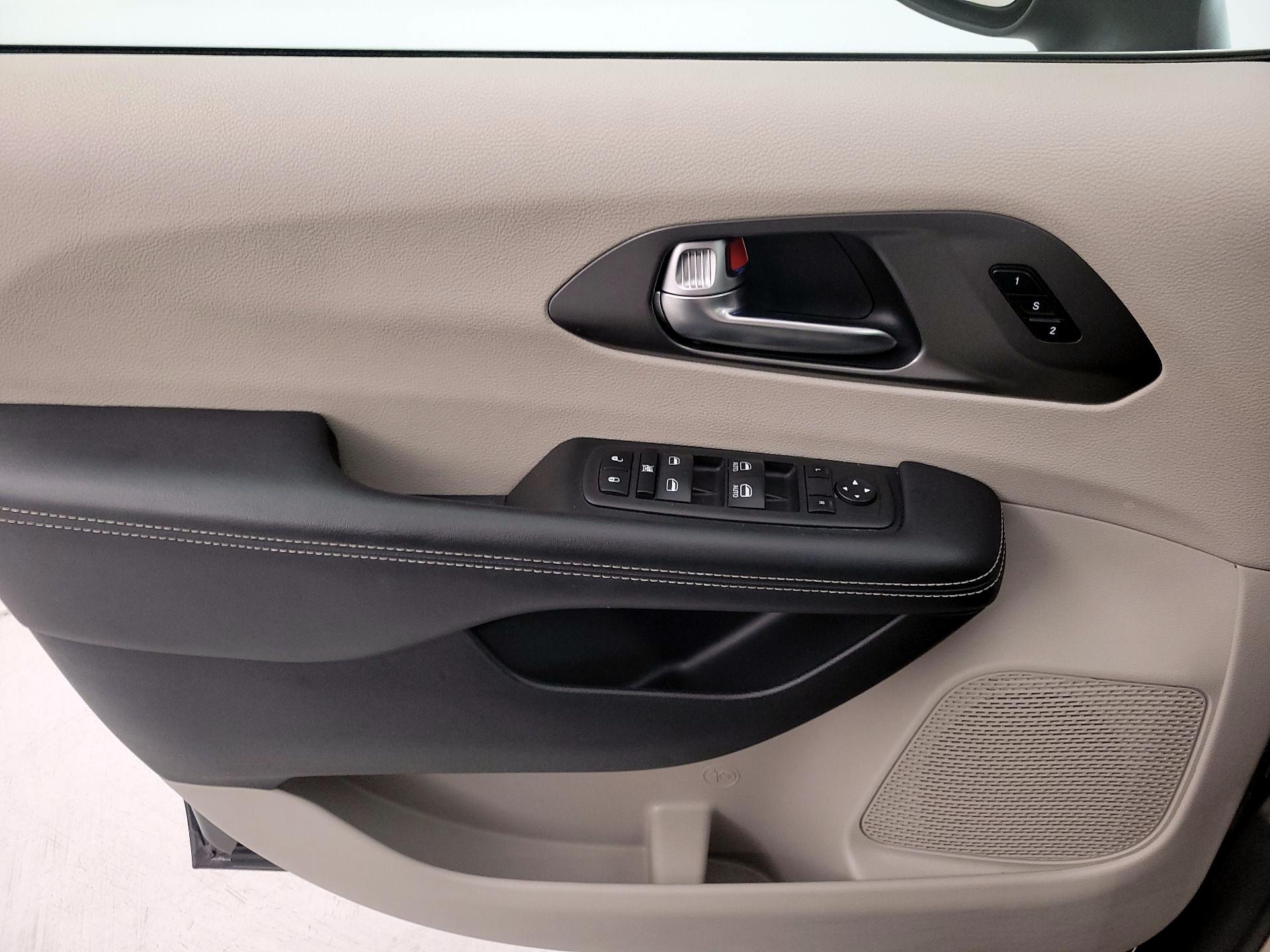 Thumbnail: 2023 Chrysler Pacifica - 12