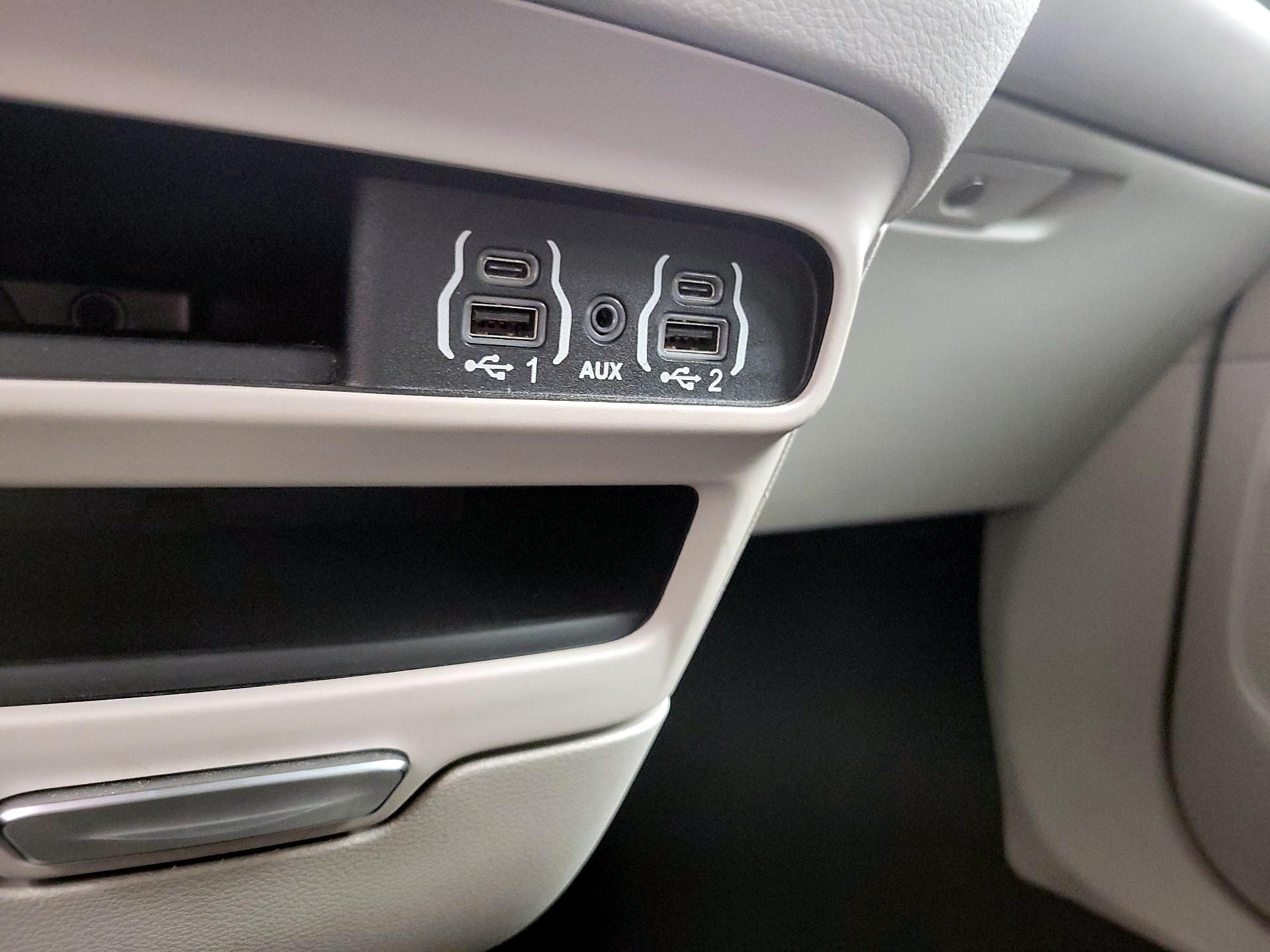 Thumbnail: 2023 Chrysler Pacifica - 17