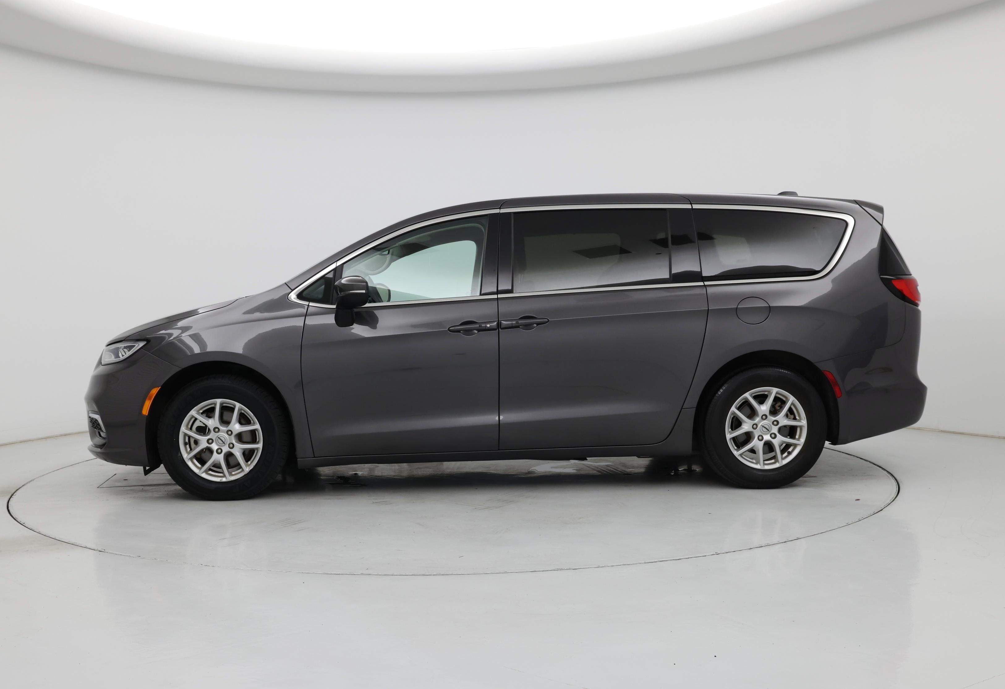 Thumbnail: 2023 Chrysler Pacifica - 3