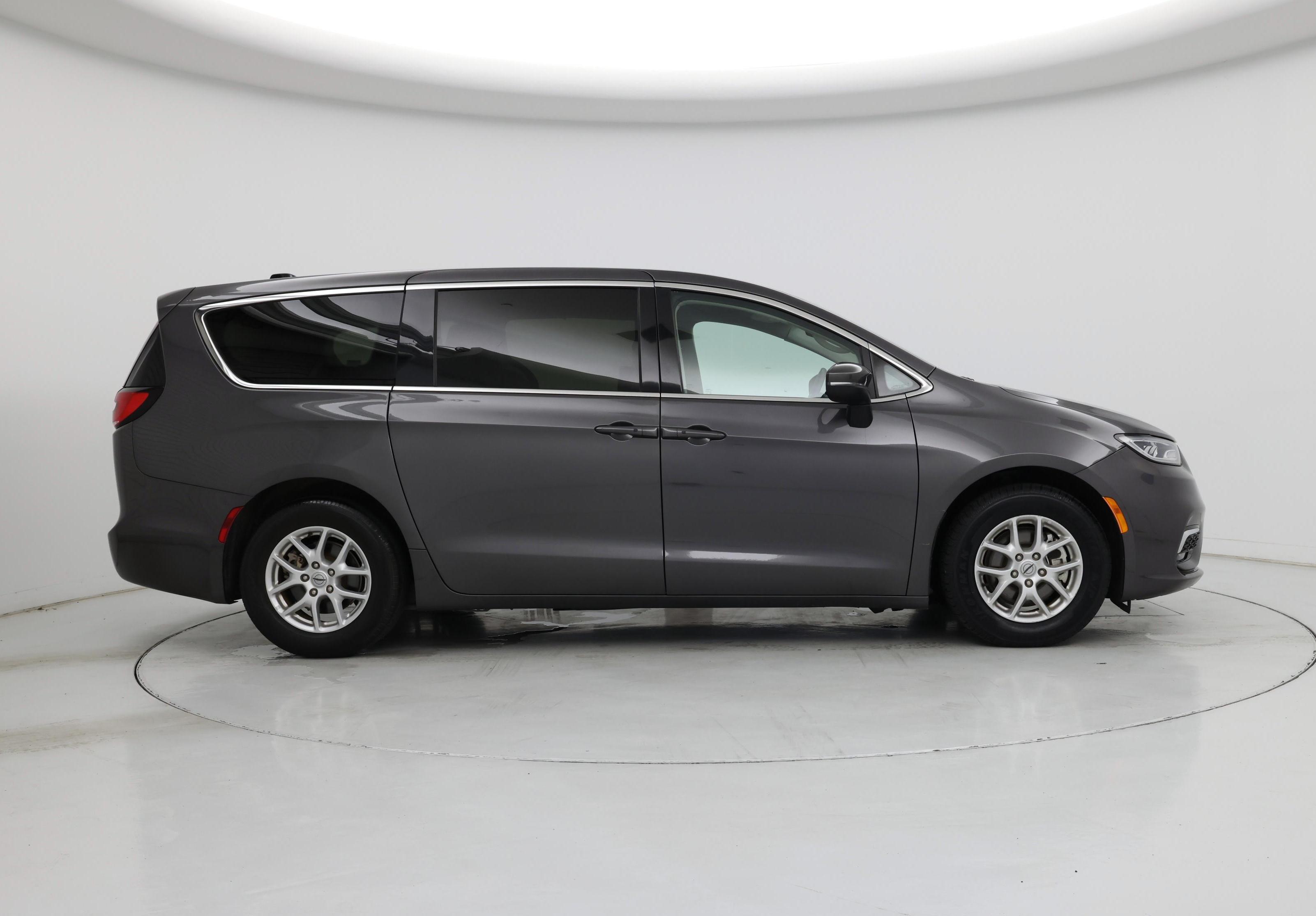 Thumbnail: 2023 Chrysler Pacifica - 7