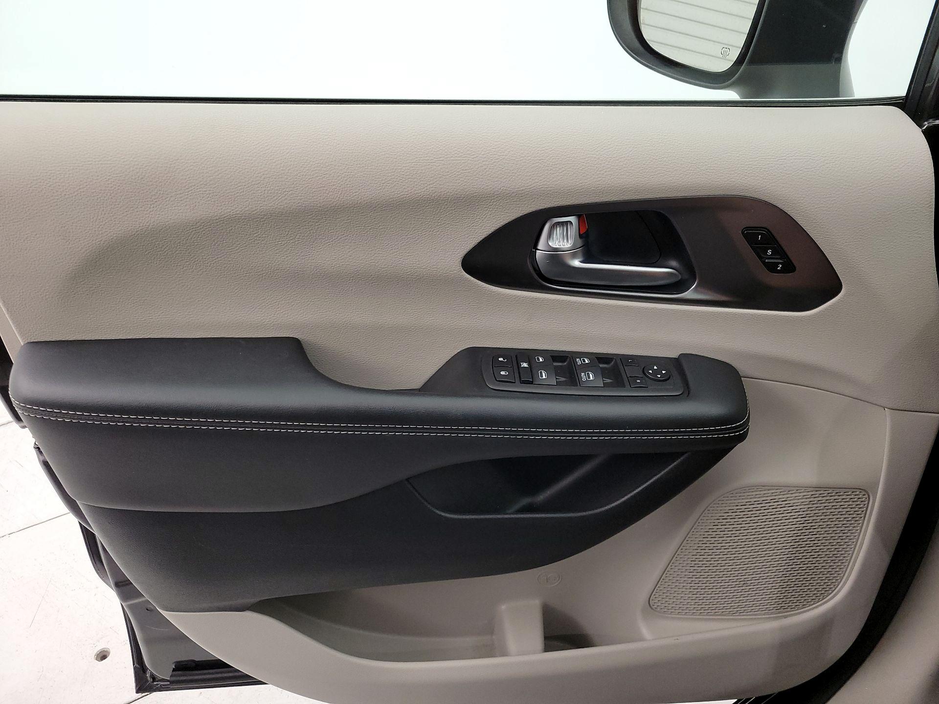 Thumbnail: 2023 Chrysler Pacifica - 12