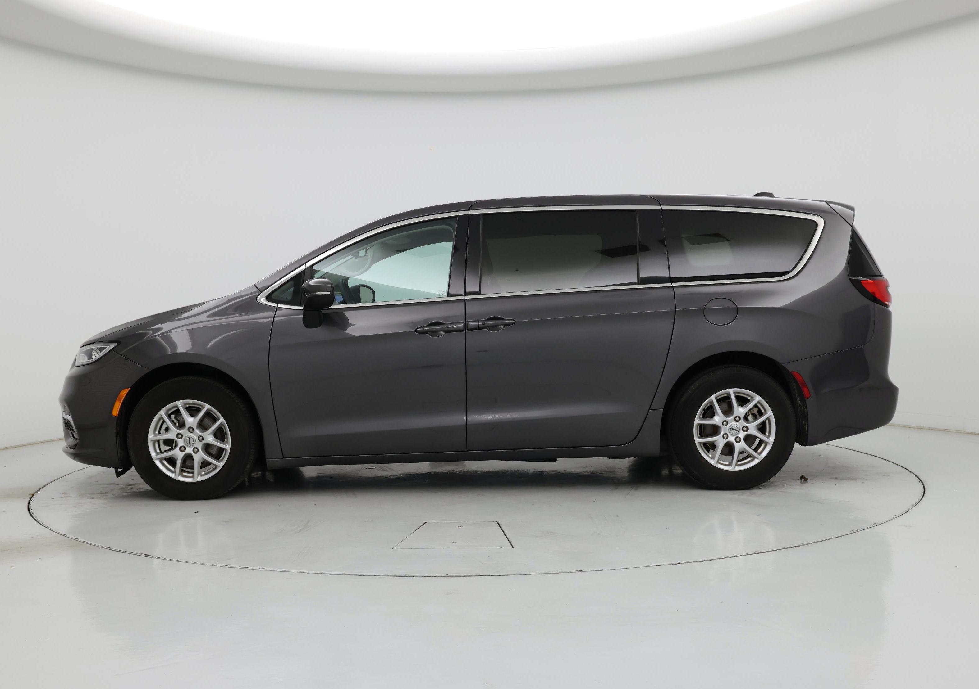 Thumbnail: 2023 Chrysler Pacifica - 3