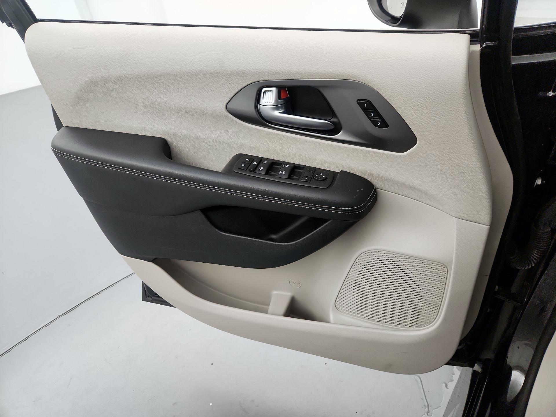 Thumbnail: 2023 Chrysler Pacifica - 12