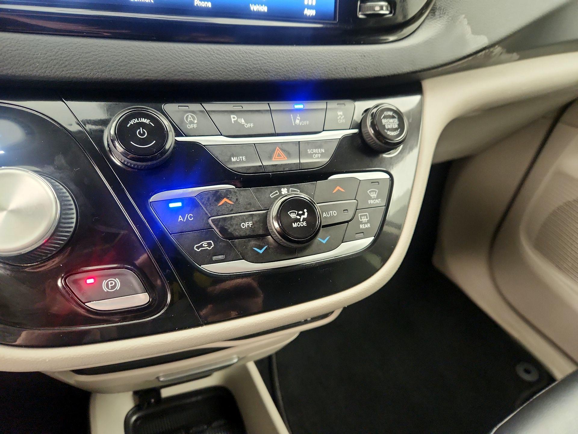 Thumbnail: 2023 Chrysler Pacifica - 16
