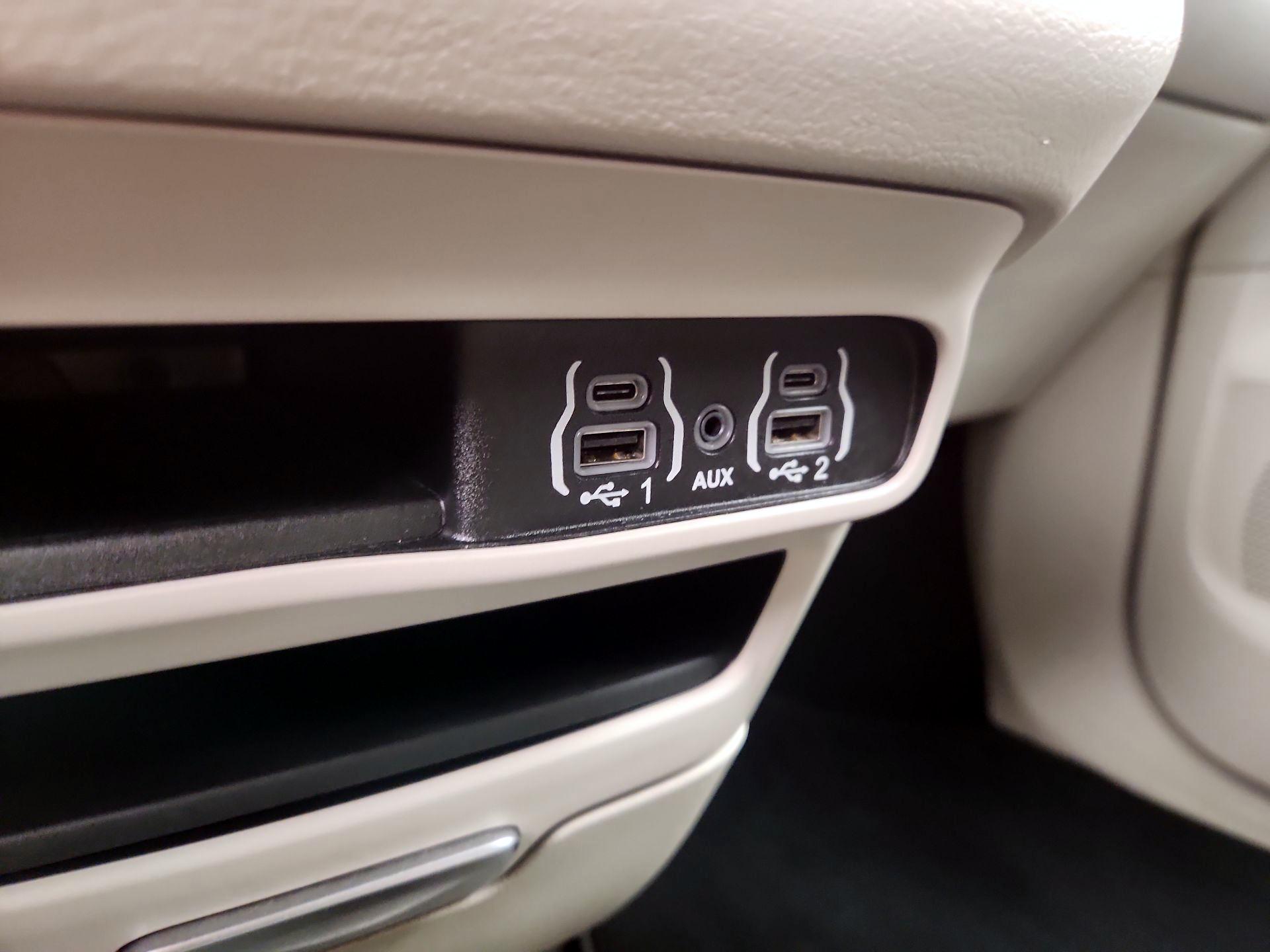 Thumbnail: 2023 Chrysler Pacifica - 18