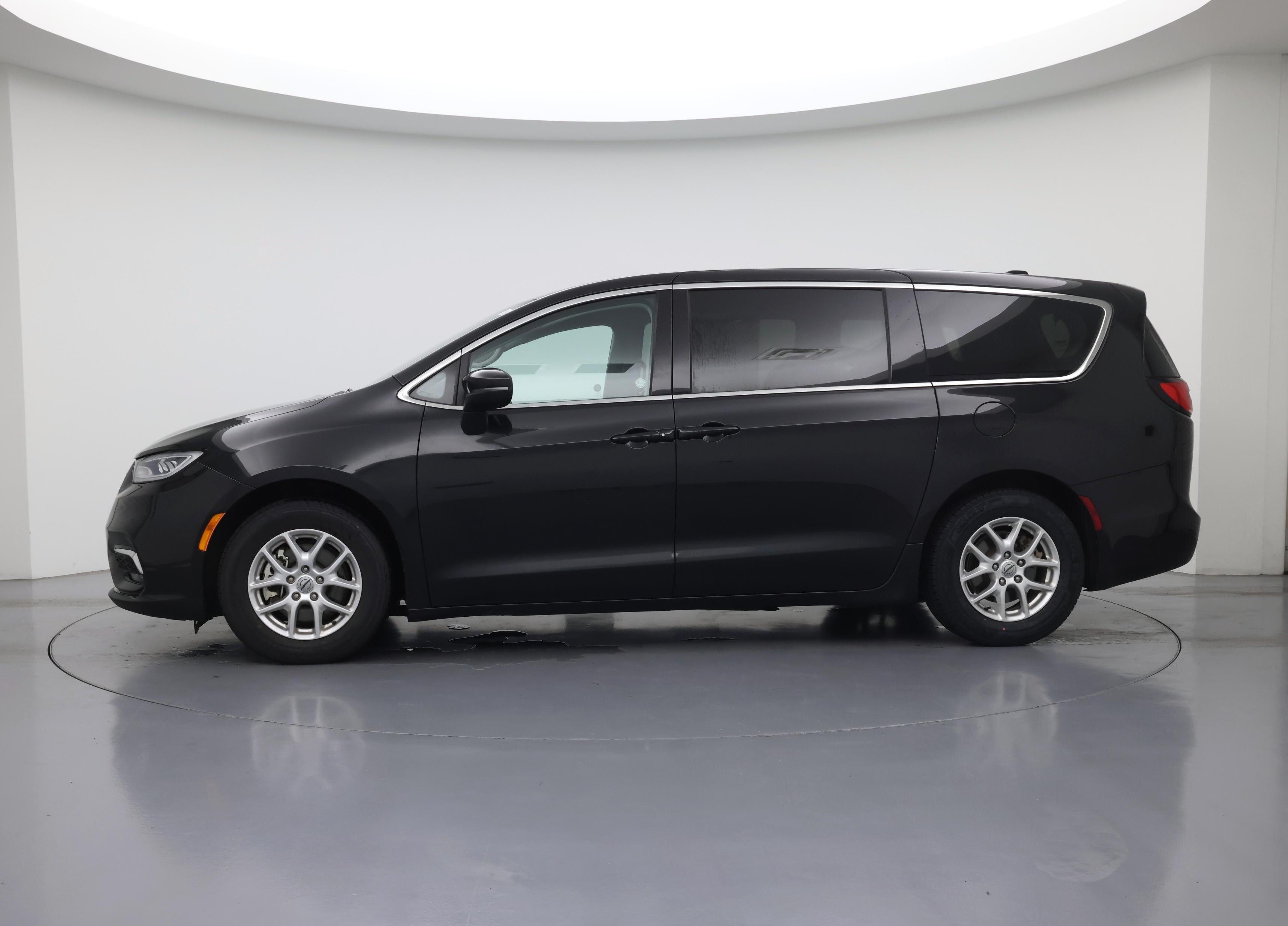 Thumbnail: 2023 Chrysler Pacifica - 3