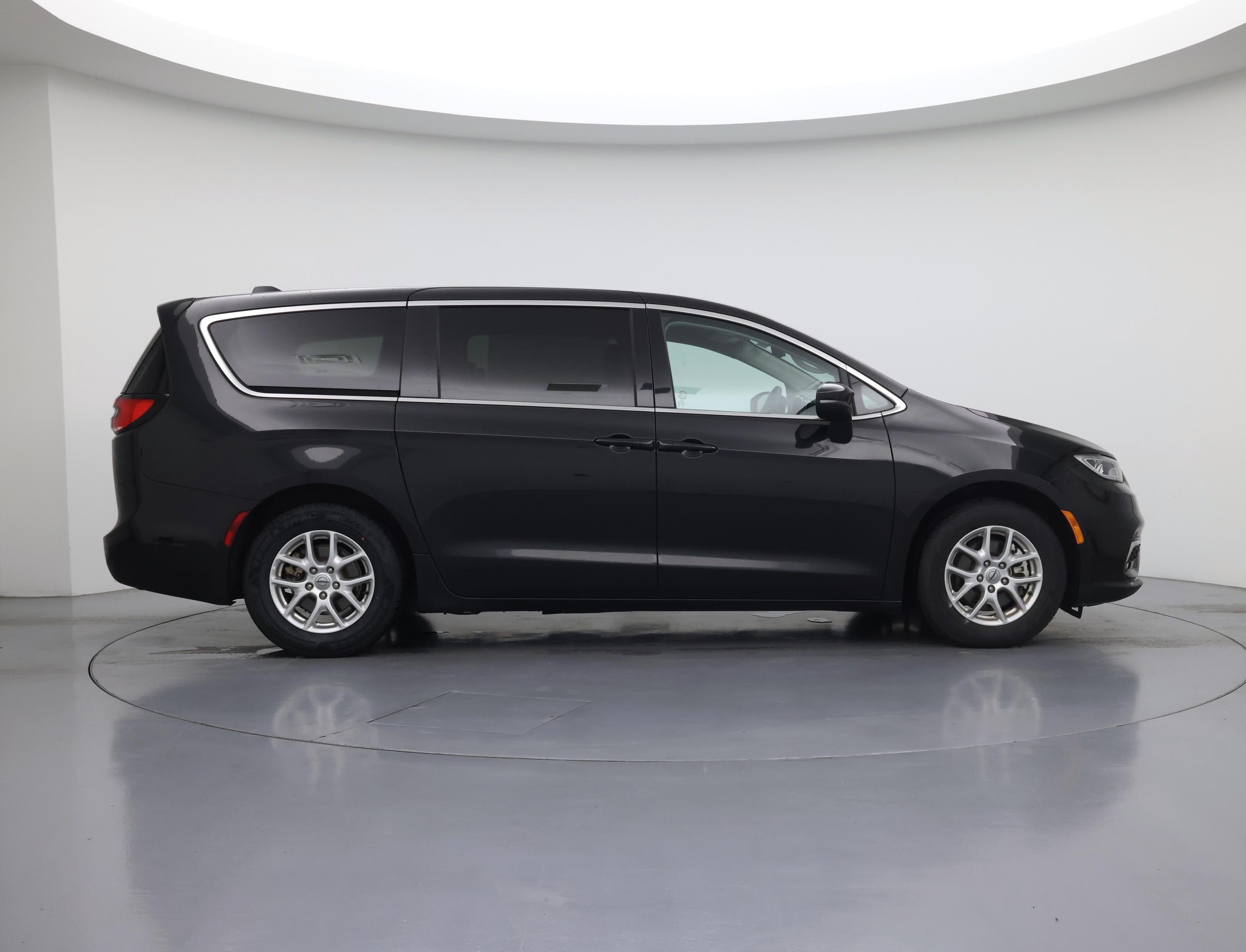 Thumbnail: 2023 Chrysler Pacifica - 7