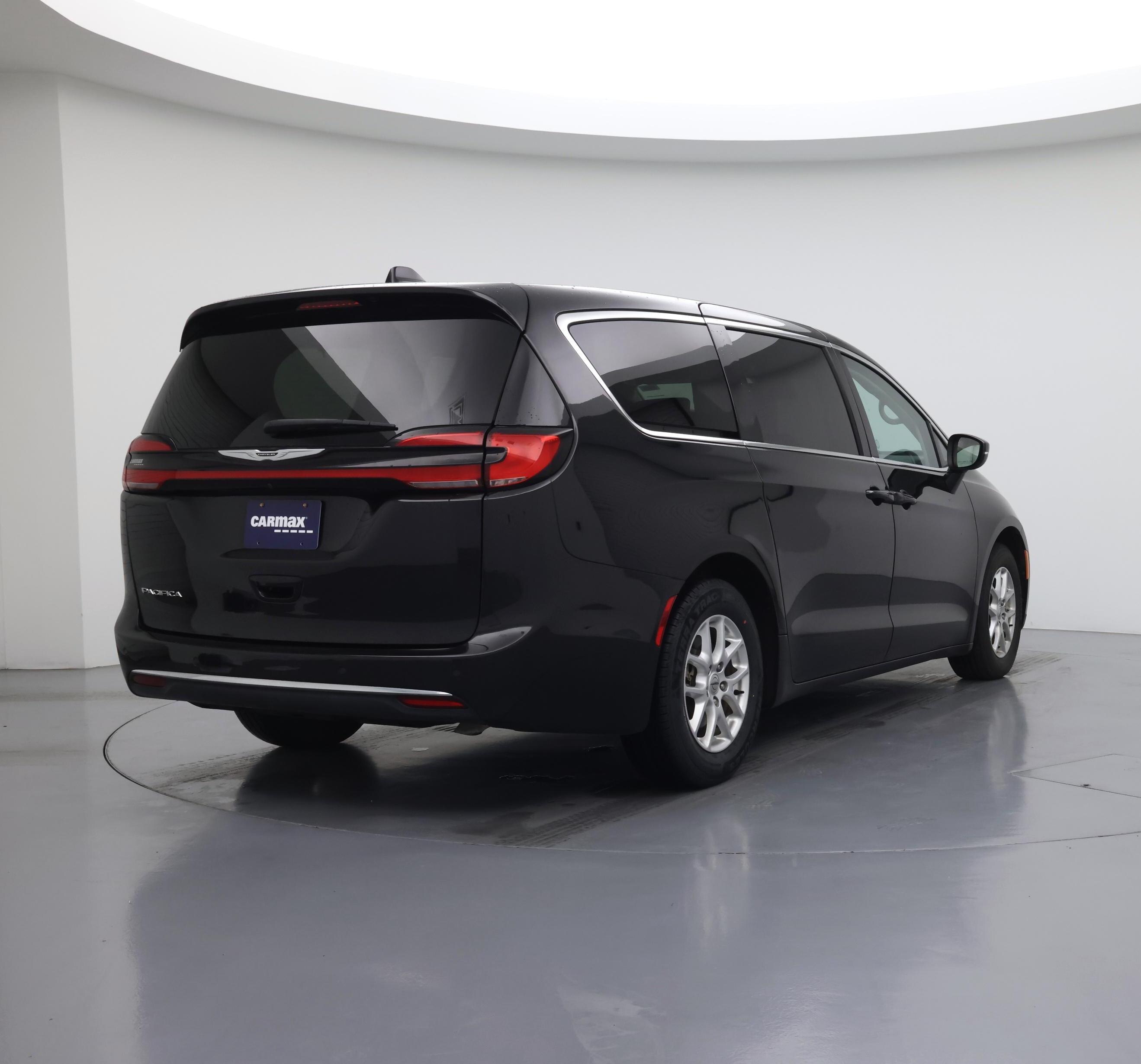 Thumbnail: 2023 Chrysler Pacifica - 8