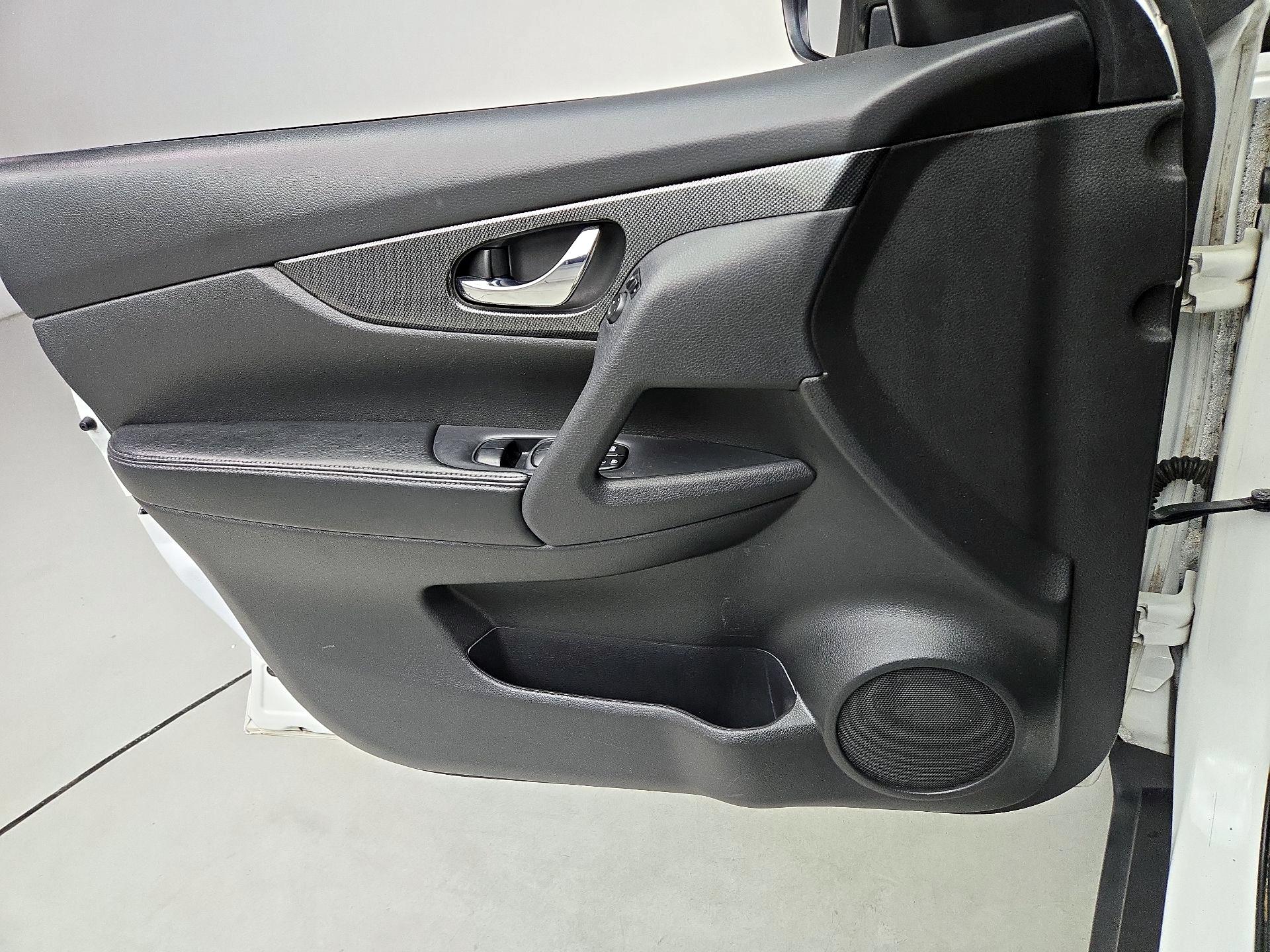 Thumbnail: 2015 Nissan Rogue - 12