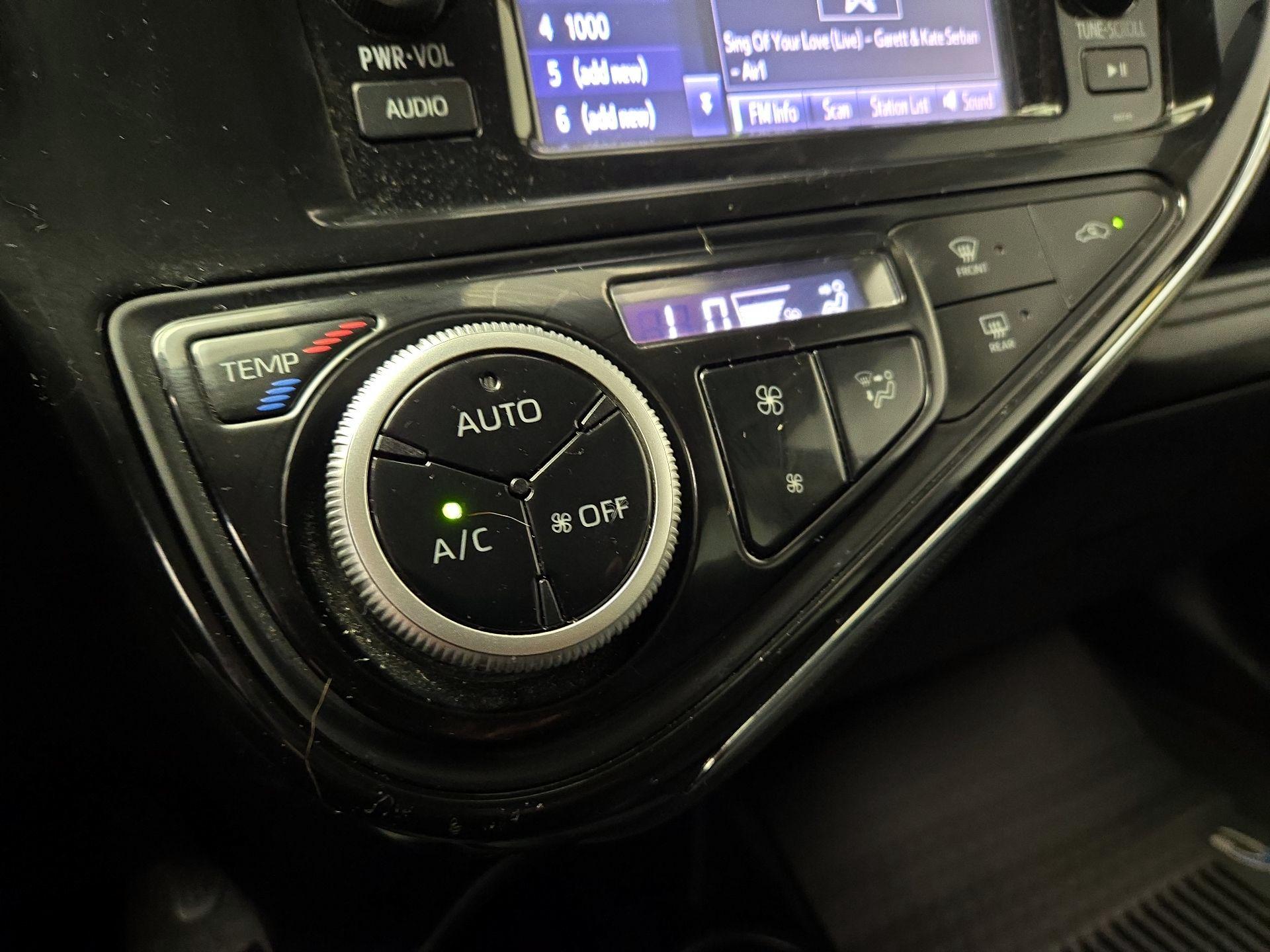Thumbnail: 2018 Toyota Prius c - 16