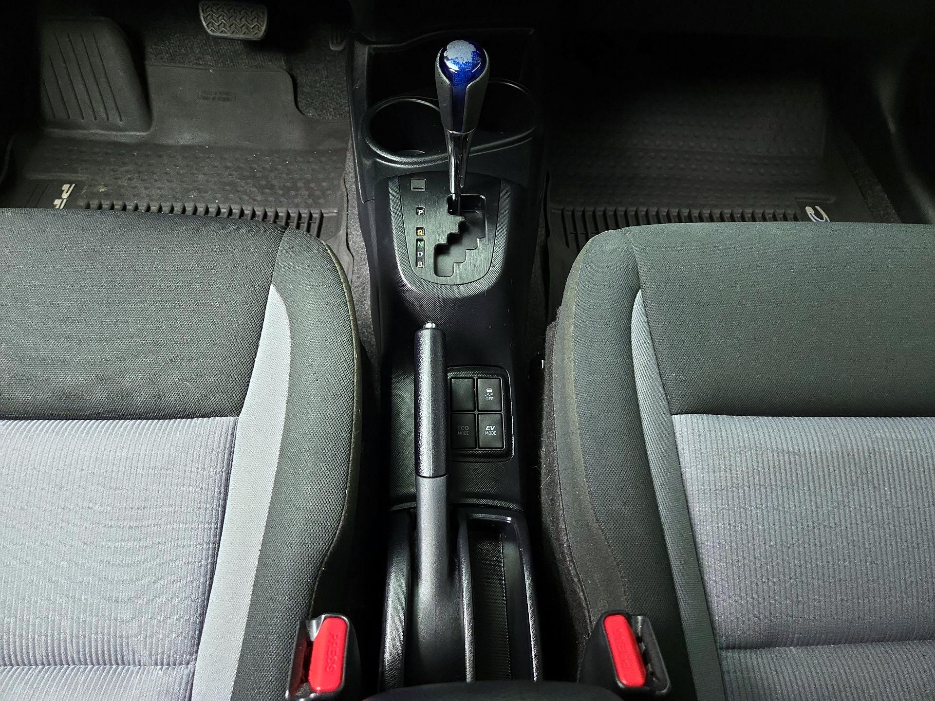 Thumbnail: 2018 Toyota Prius c - 17