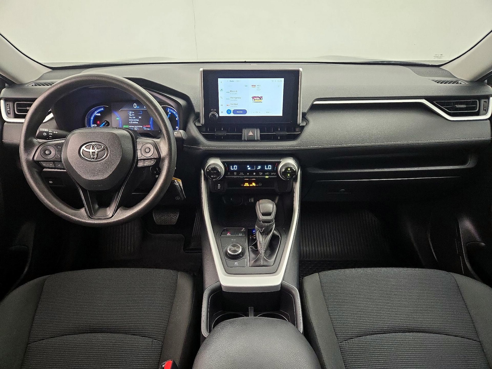 2024 Toyota RAV4 LE - Photo 10