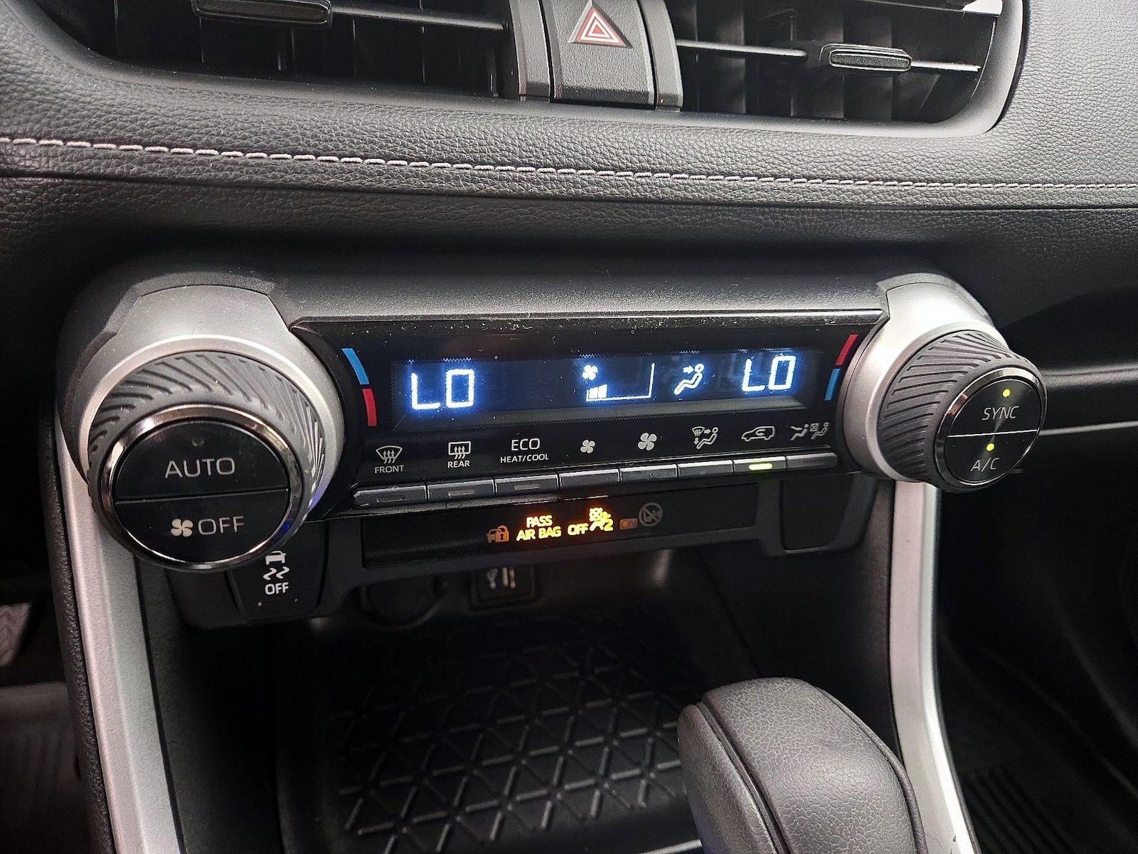 2024 Toyota RAV4 LE - Photo 17