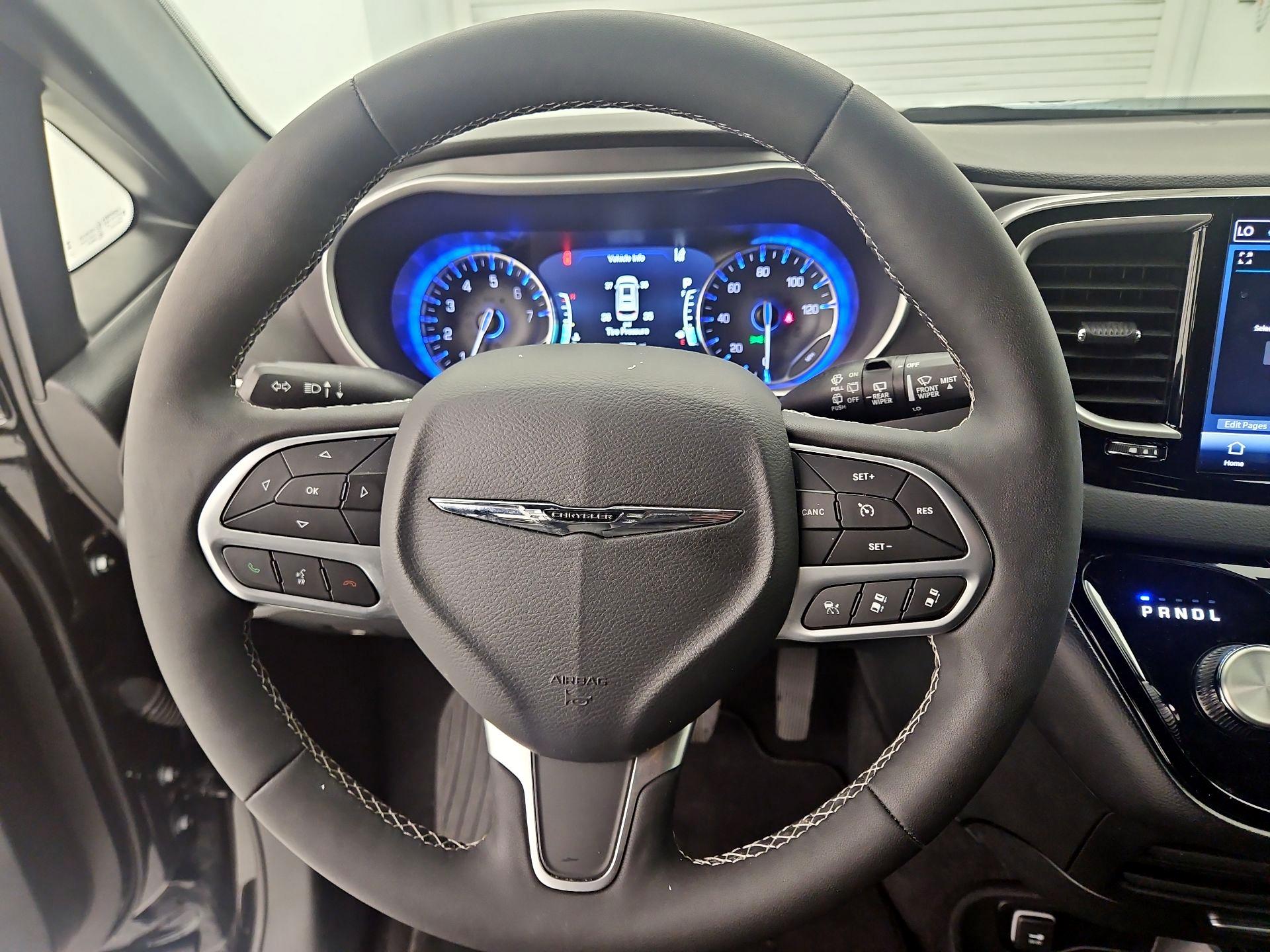 Thumbnail: 2025 Chrysler Pacifica - 10
