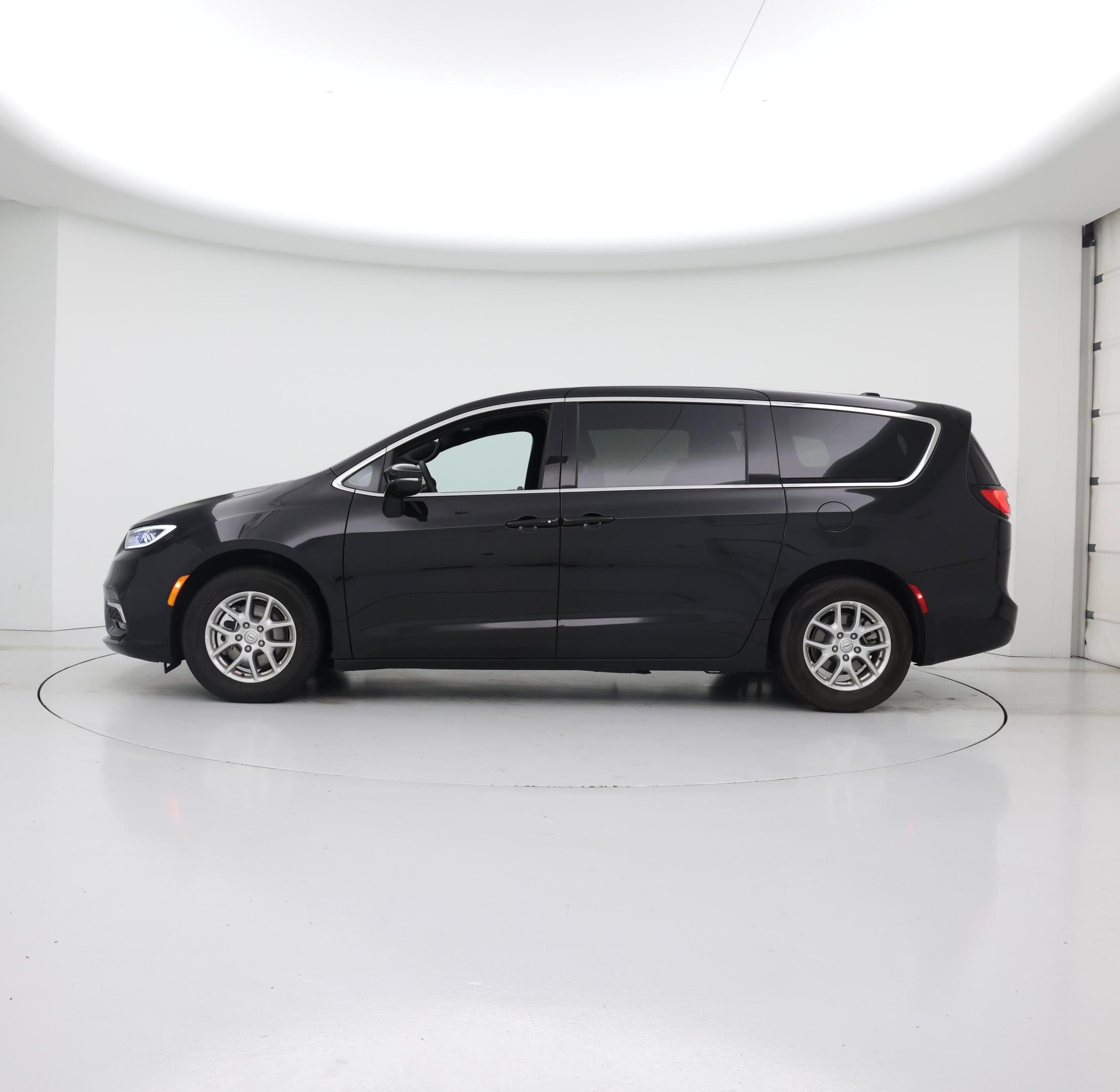Thumbnail: 2025 Chrysler Pacifica - 3