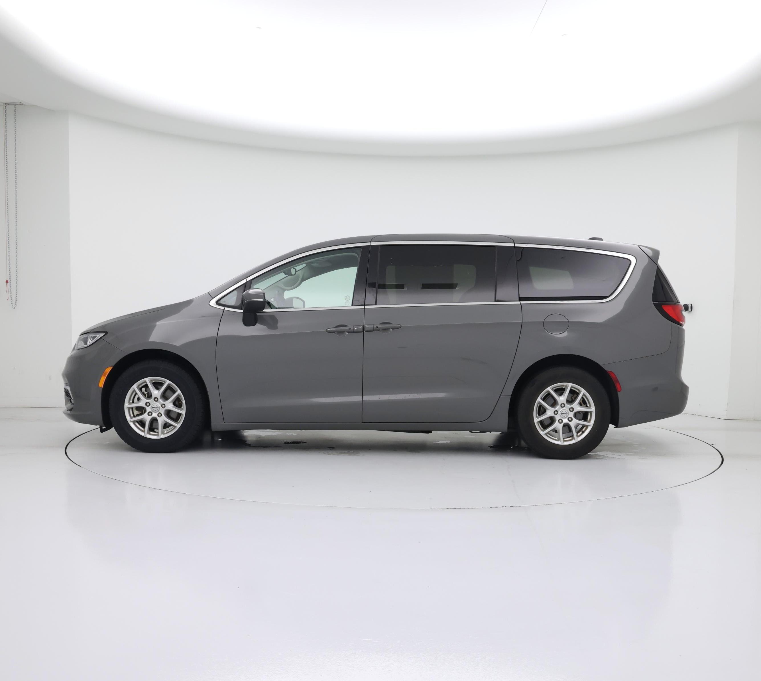 Thumbnail: 2023 Chrysler Pacifica - 3