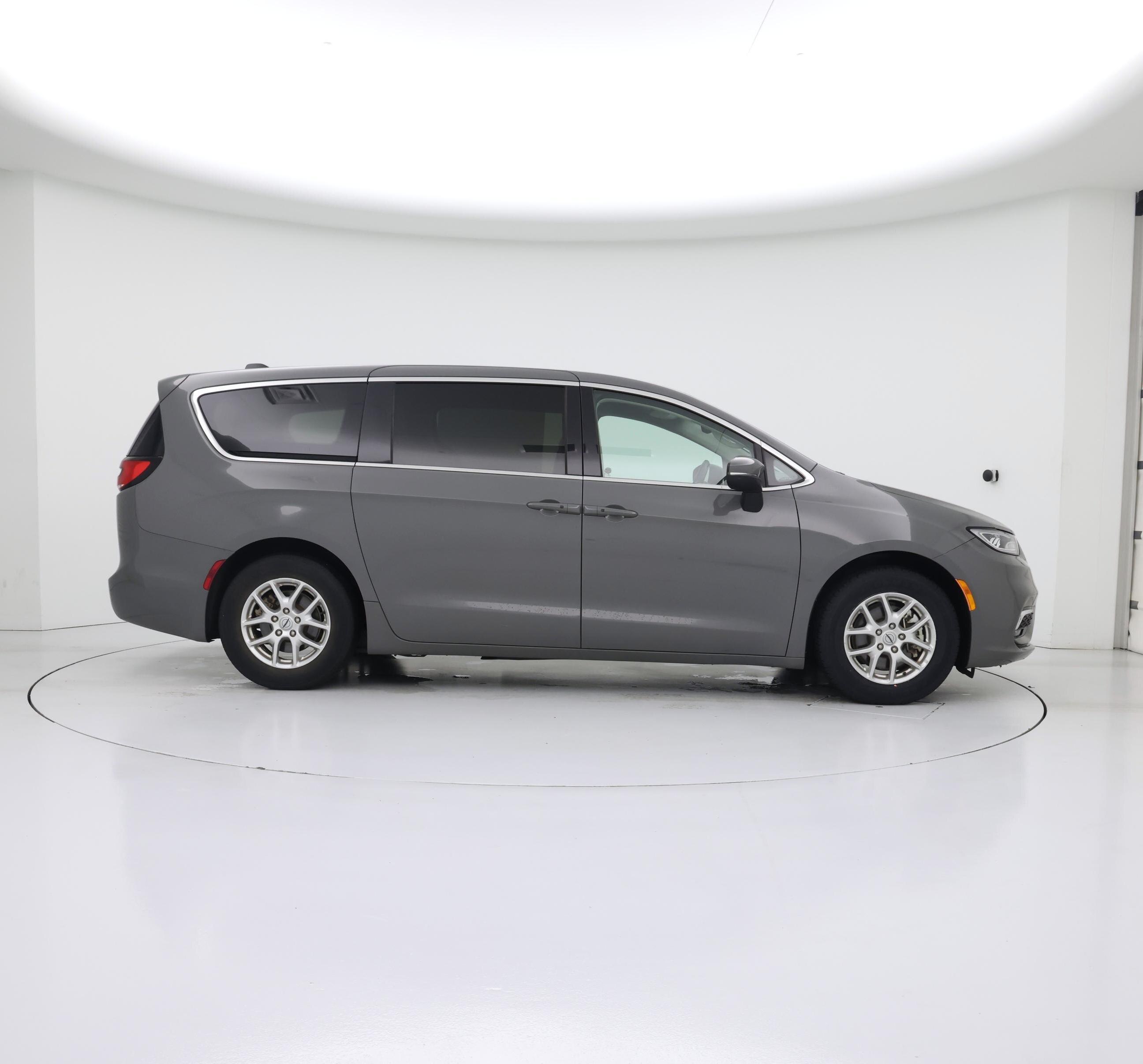 Thumbnail: 2023 Chrysler Pacifica - 7