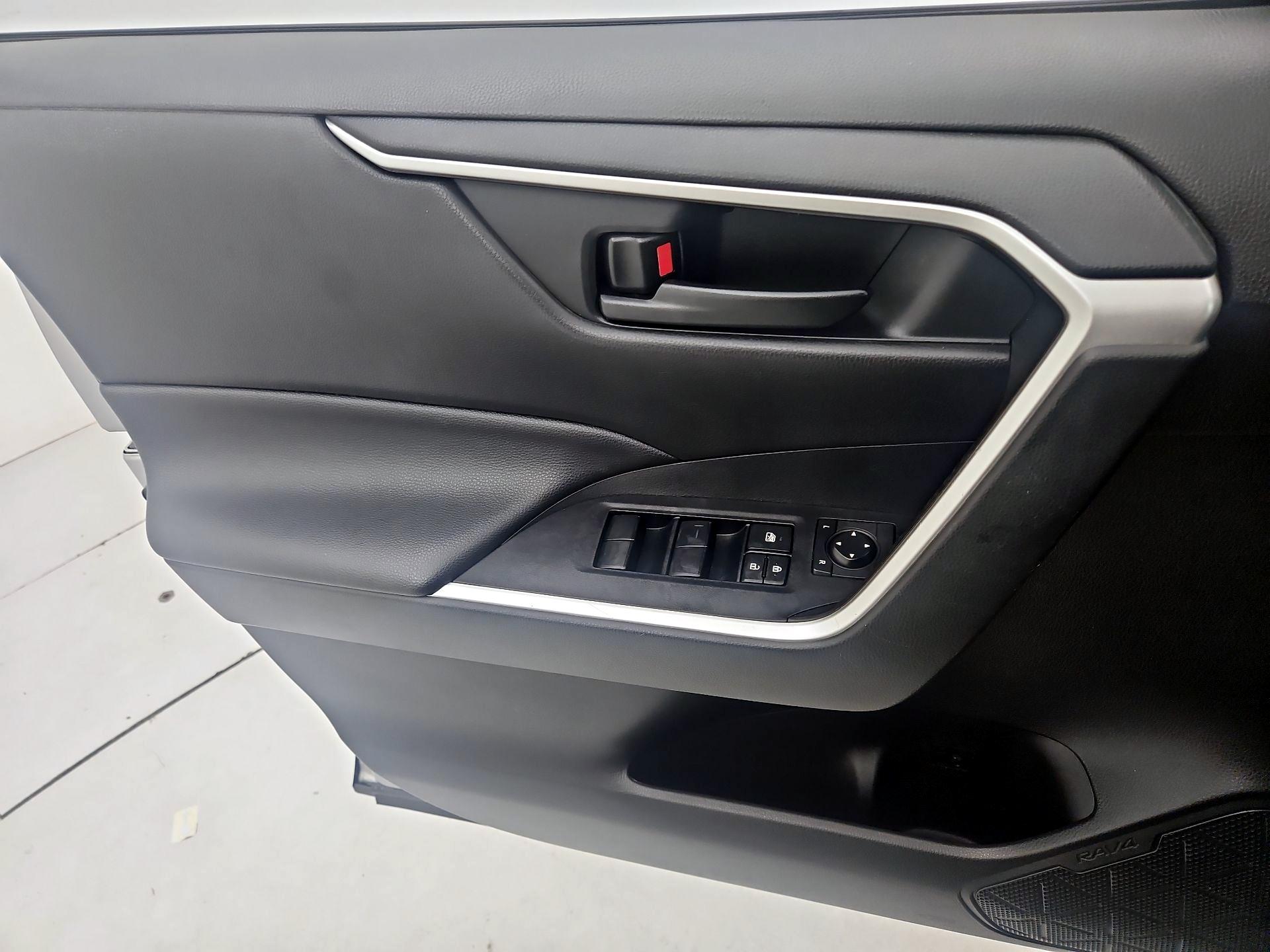 Thumbnail: 2020 Toyota RAV4 - 12