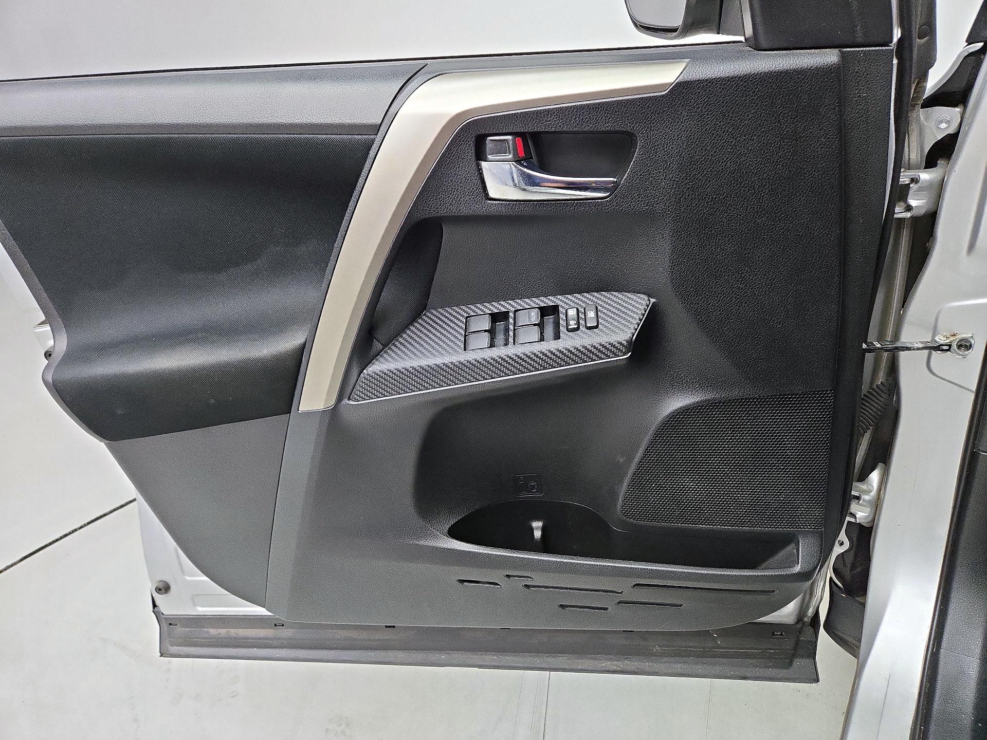 Thumbnail: 2015 Toyota RAV4 - 12