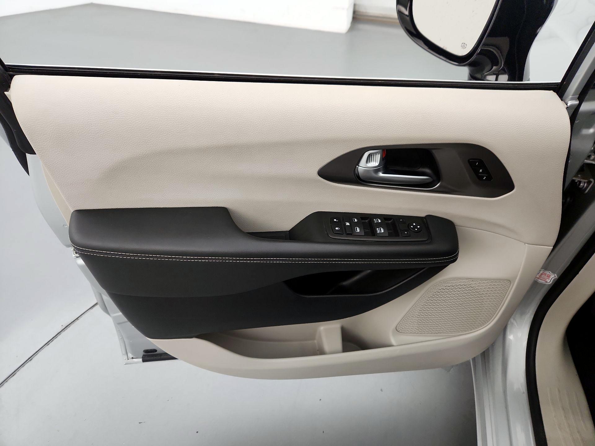 Thumbnail: 2024 Chrysler Pacifica - 12